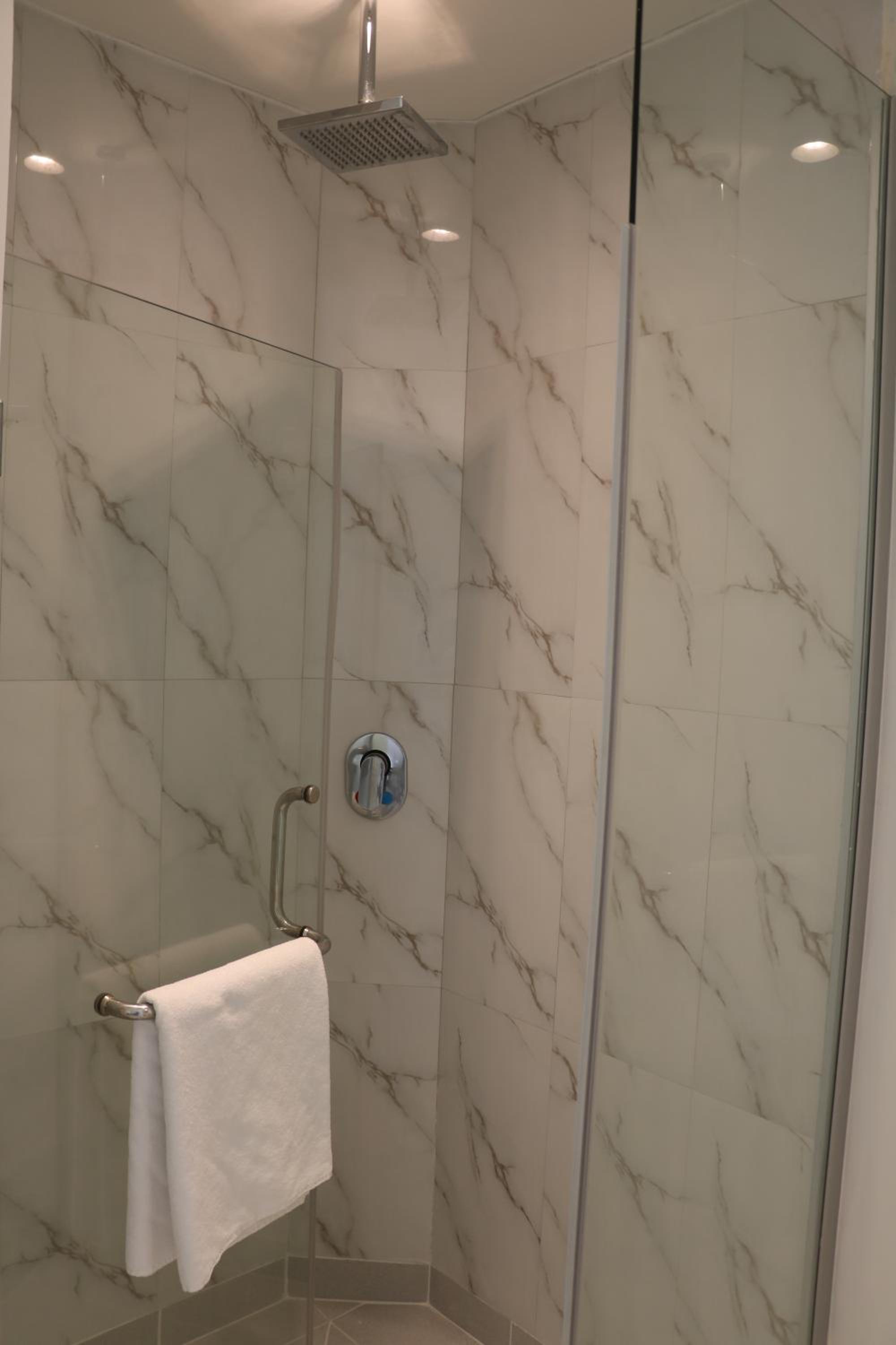 Deluxe King Room - Photo 4