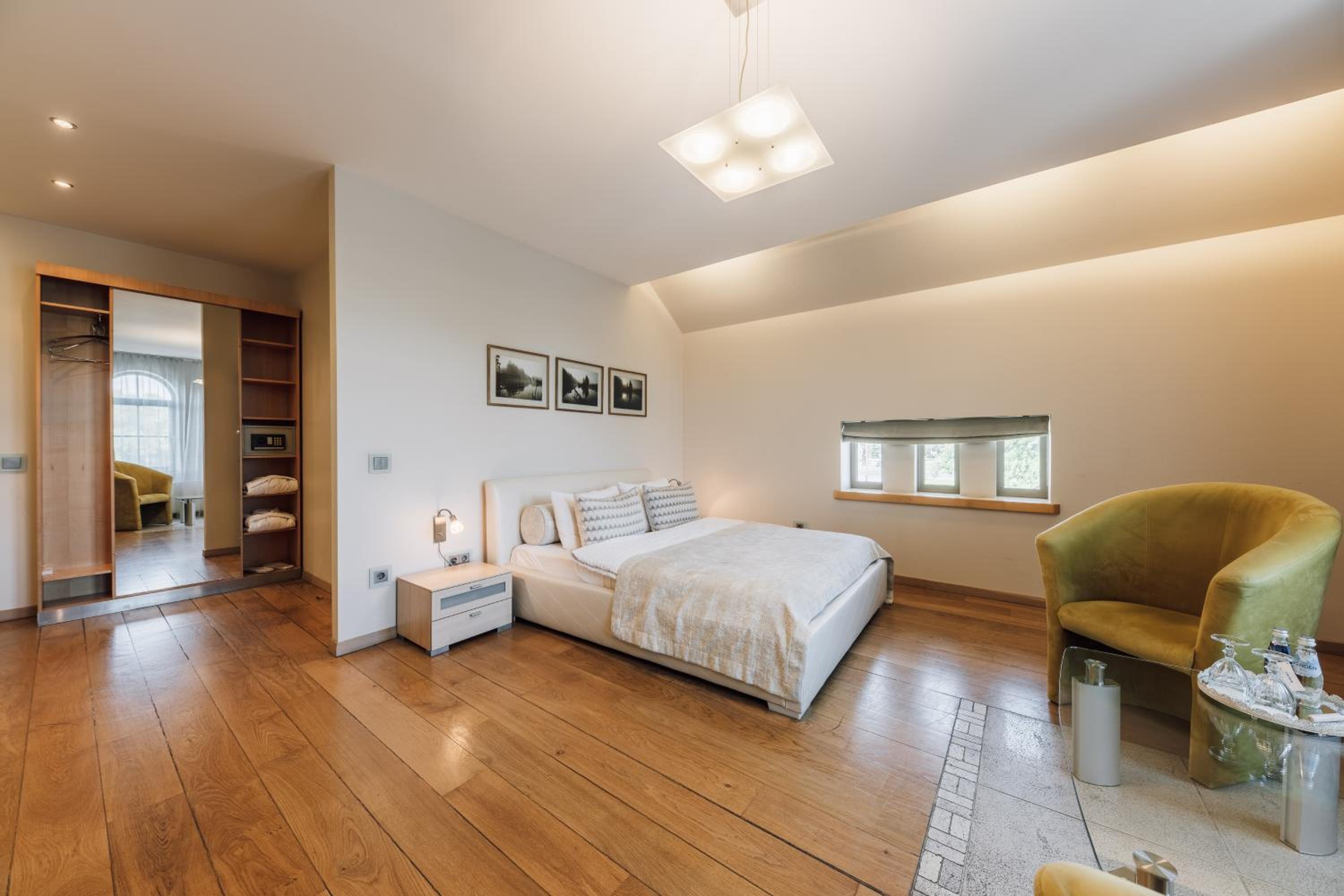 Deluxe Double Room with Canal View - Photo 9