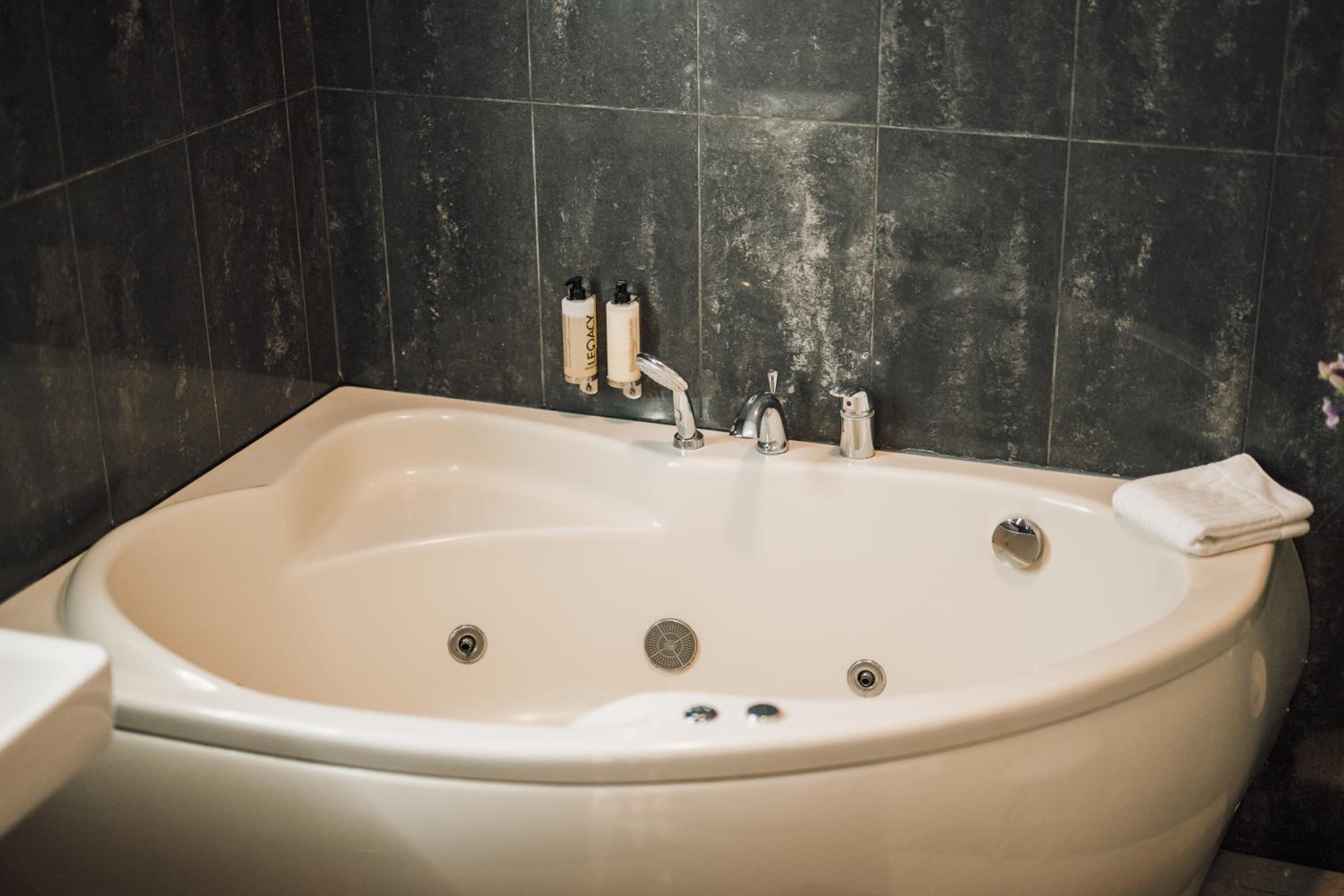 Deluxe Double Room with Canal View - Photo 12