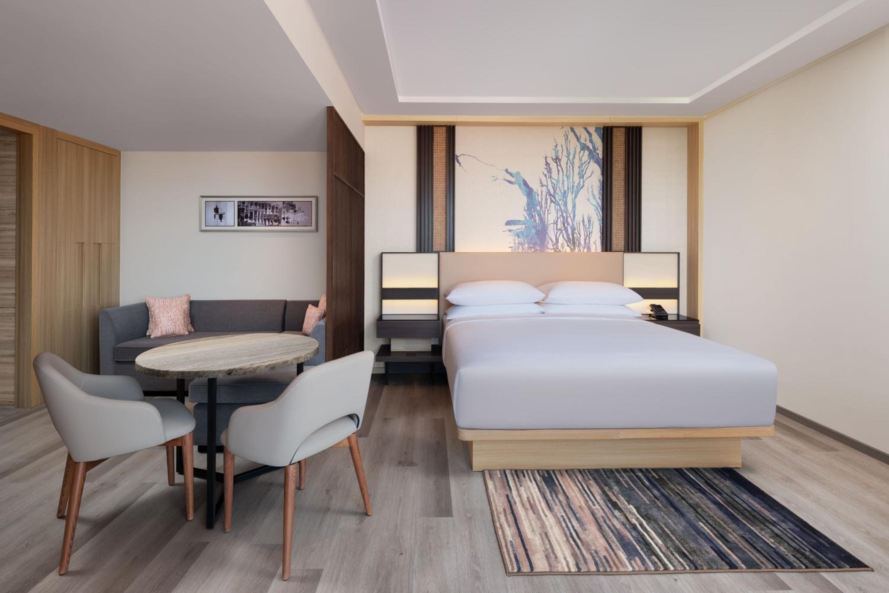 Premium, Guest room, 1 King, City view with INR 500 Spa credit on min therapy of 60 mins per stay - Photo 4