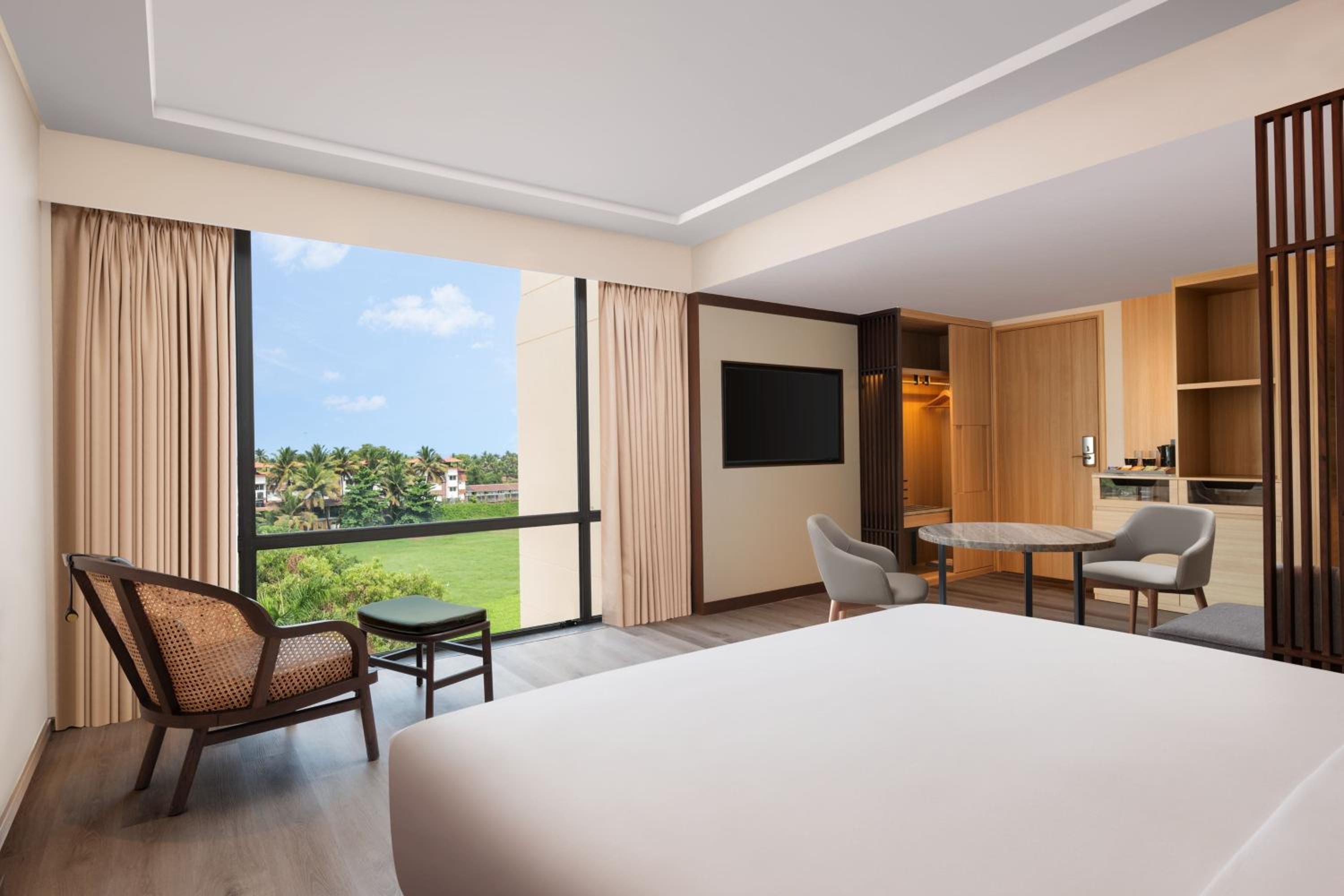 Premium, Guest room, 1 King, City view with INR 500 Spa credit on min therapy of 60 mins per stay - Photo 3