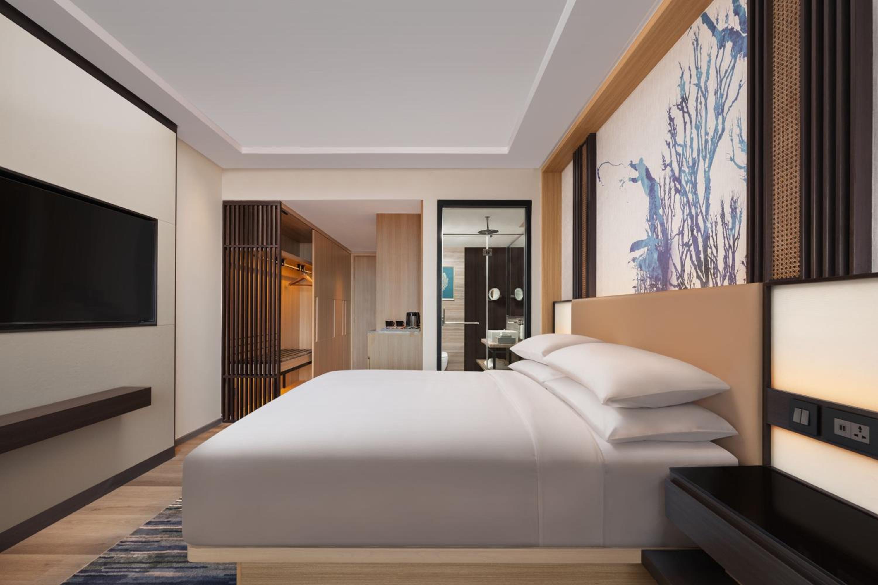 Deluxe Guest room, 1 King, City view with INR 500 Spa credit on min therapy of 60 mins per stay - Photo 2