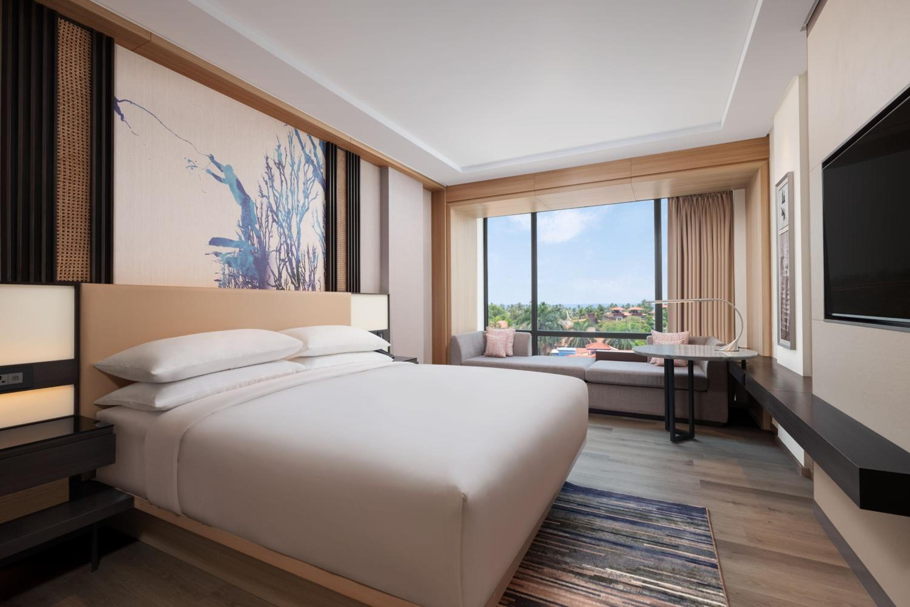 Deluxe Guest room, 1 King, City view with INR 500 Spa credit on min therapy of 60 mins per stay - Photo 3