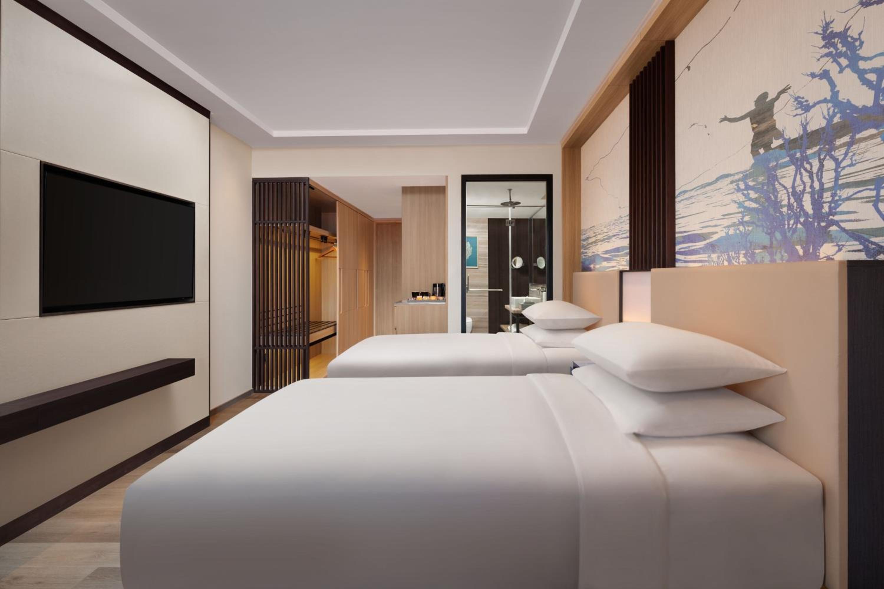 Deluxe Guest room, 2 Queen, City view with INR 500 Spa credit on min therapy of 60 mins per stay - Photo 4