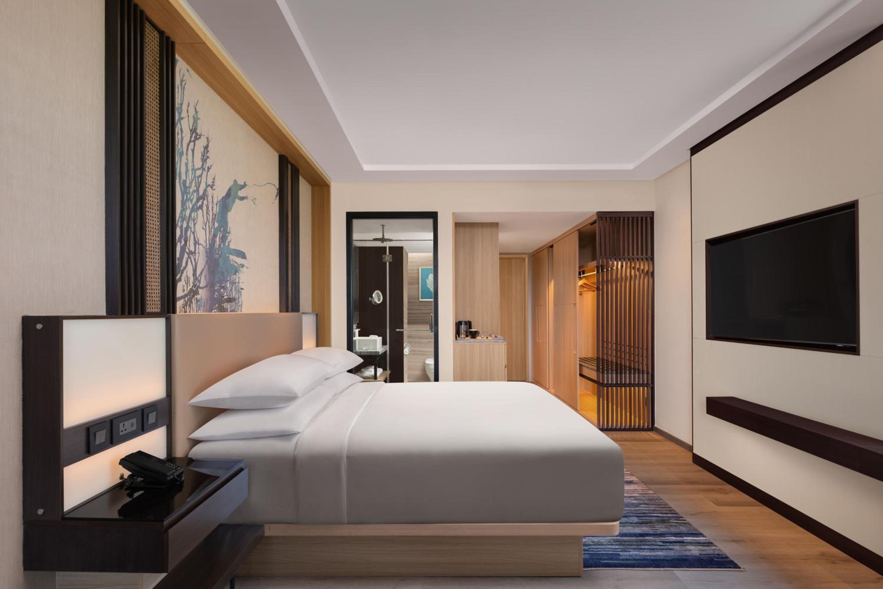 Premium, Guest room, 1 King, Balcony with INR 500 Spa credit on min therapy of 60 mins per stay - Photo 6