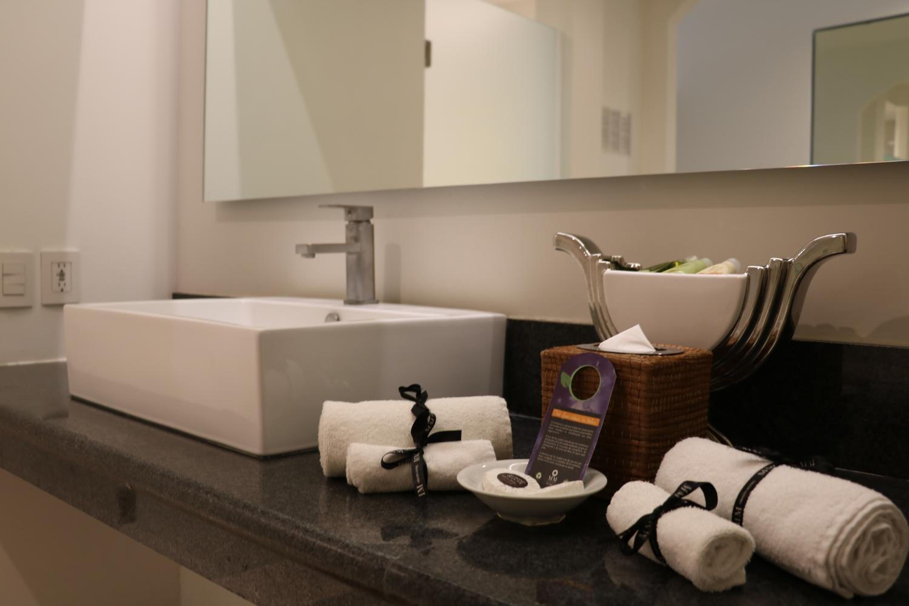 Deluxe King Room - Photo 3