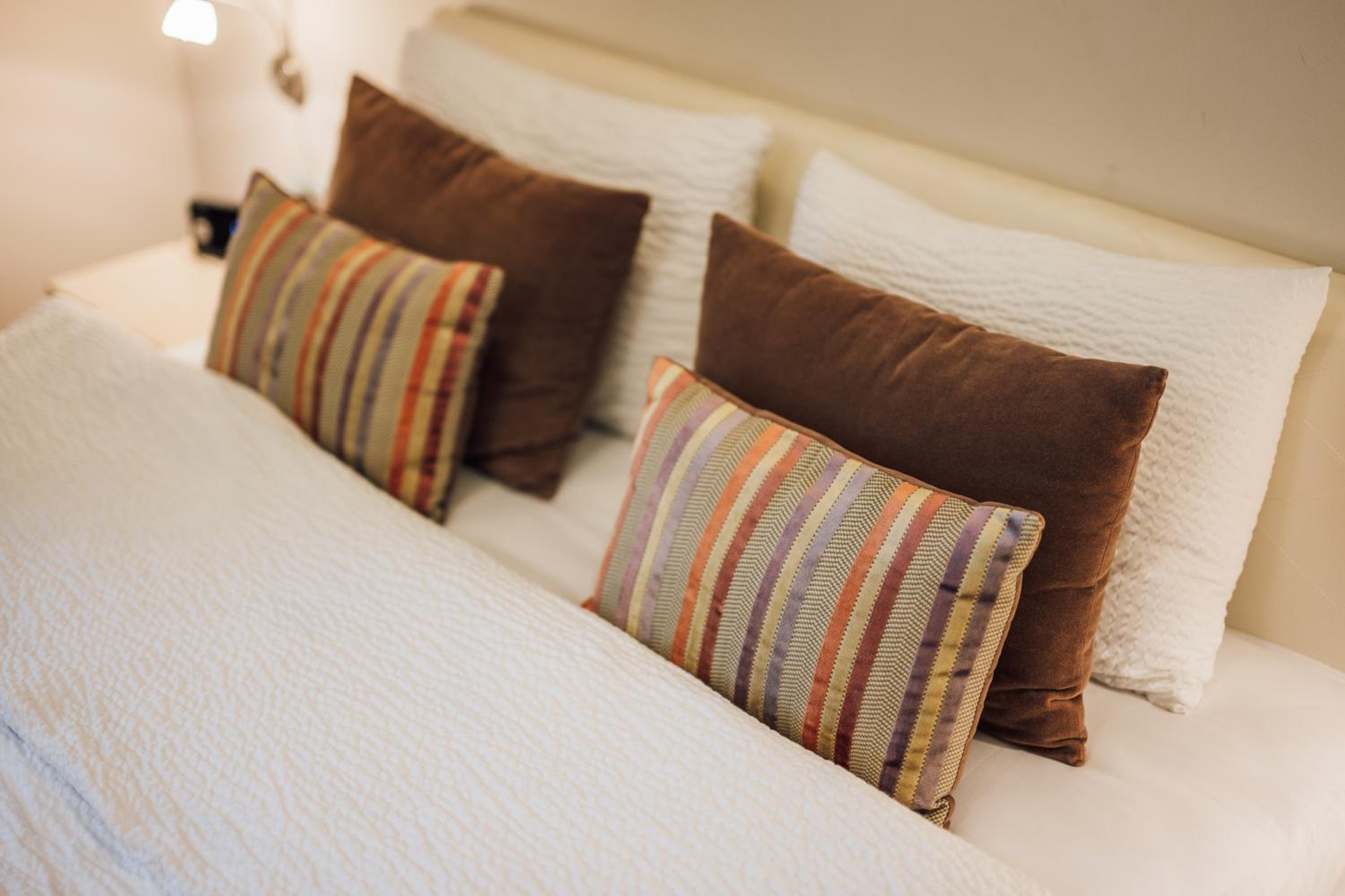 Deluxe Double Room with Canal View - Photo 6