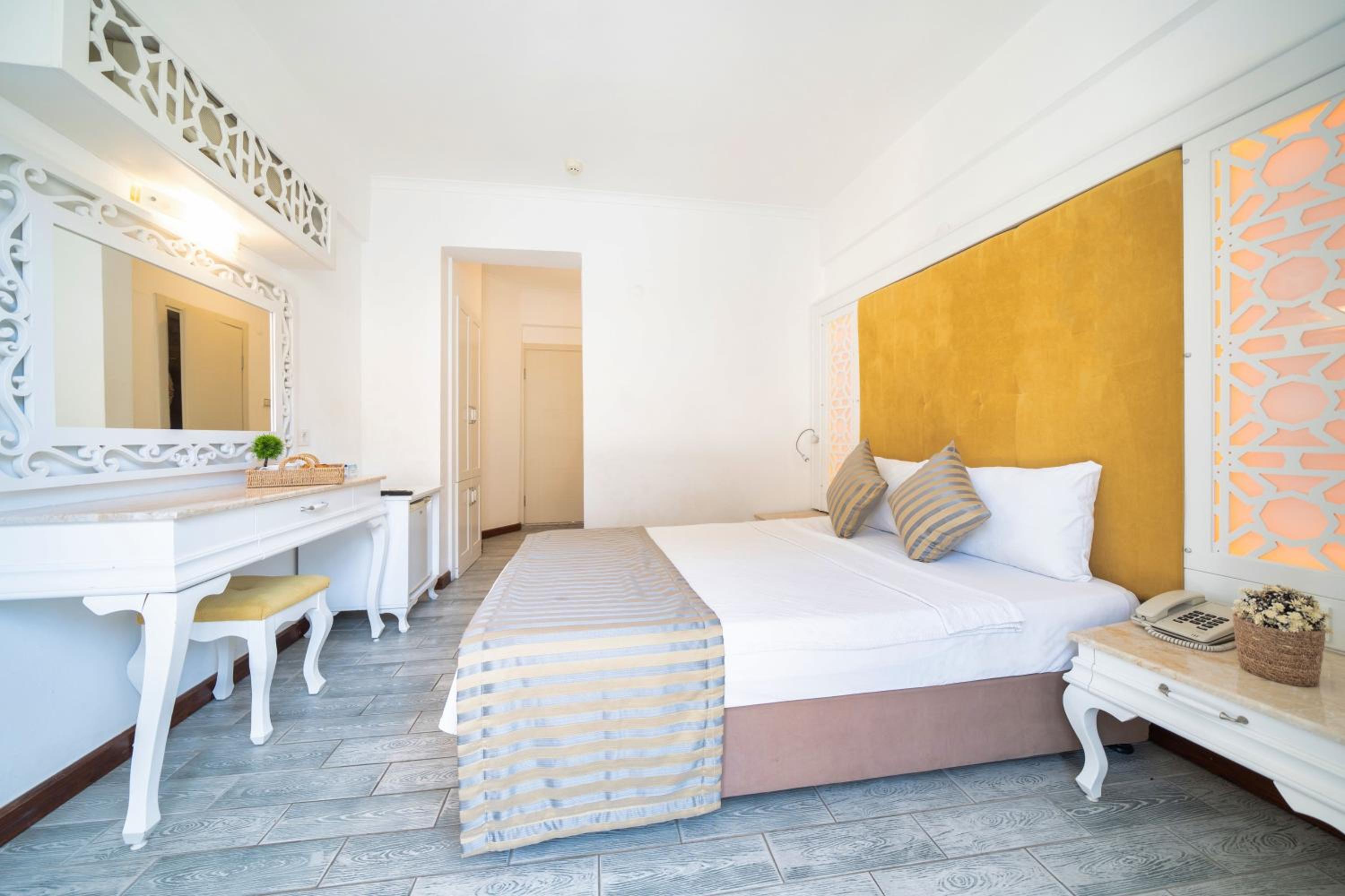 Standard Room with Balcony Garden or Pool view photo 1