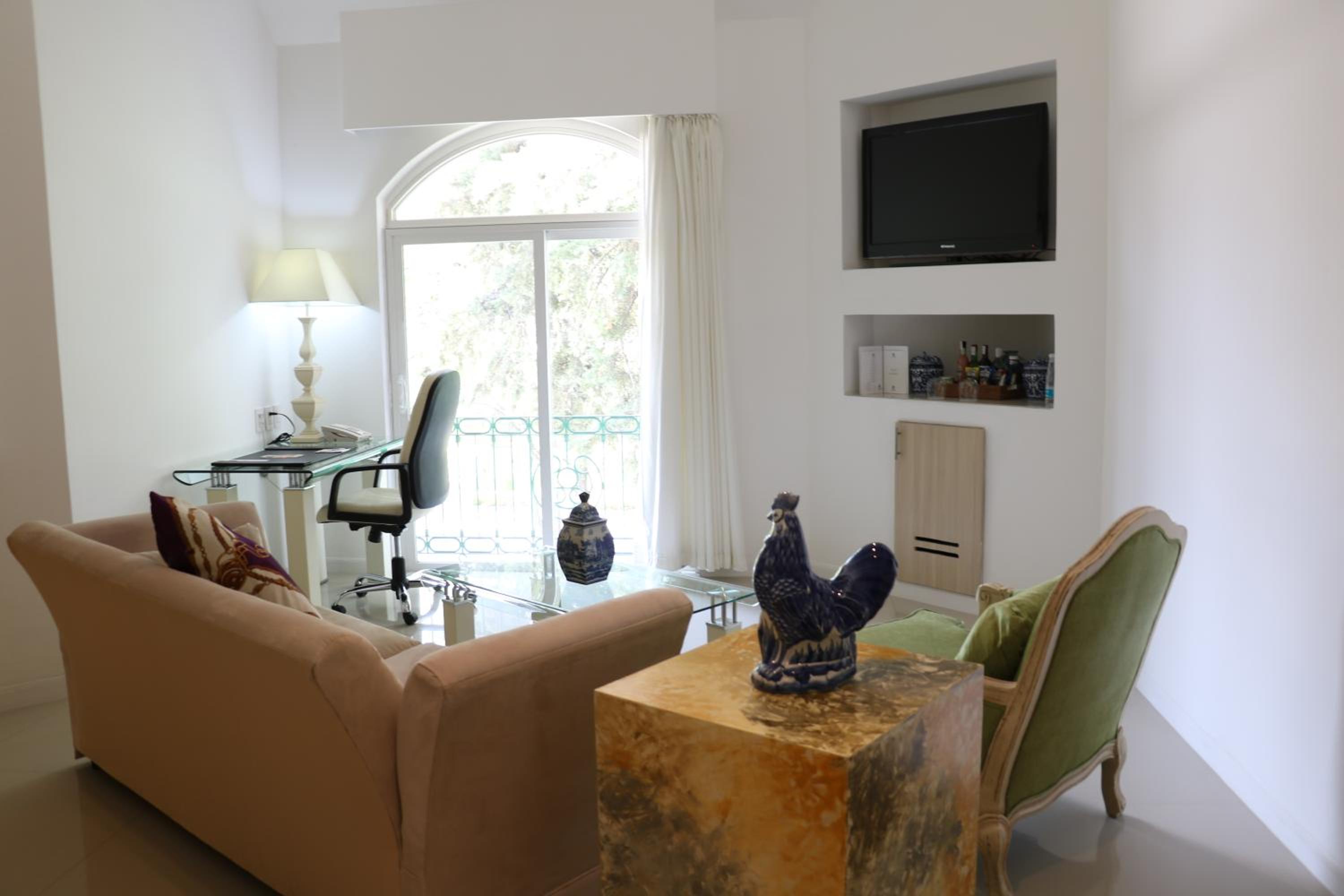 Governor Suite - Photo 1