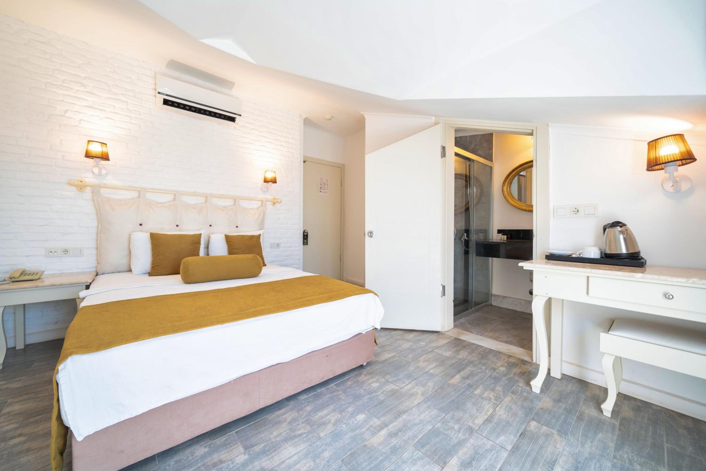 Deluxe Room with Balcony Garden or Pool view photo 1