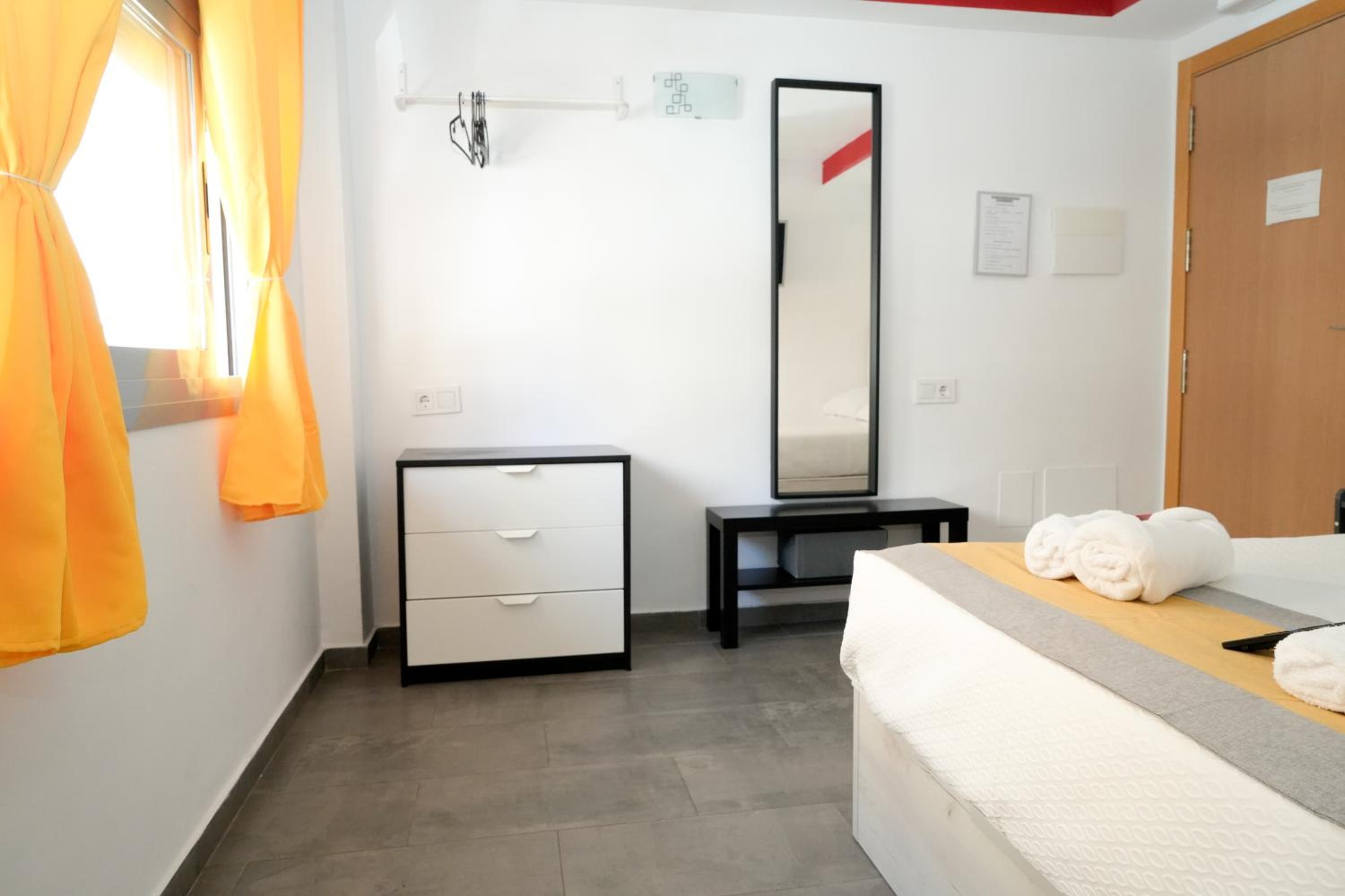 Double Room with Private Bathroom thumbnail 5