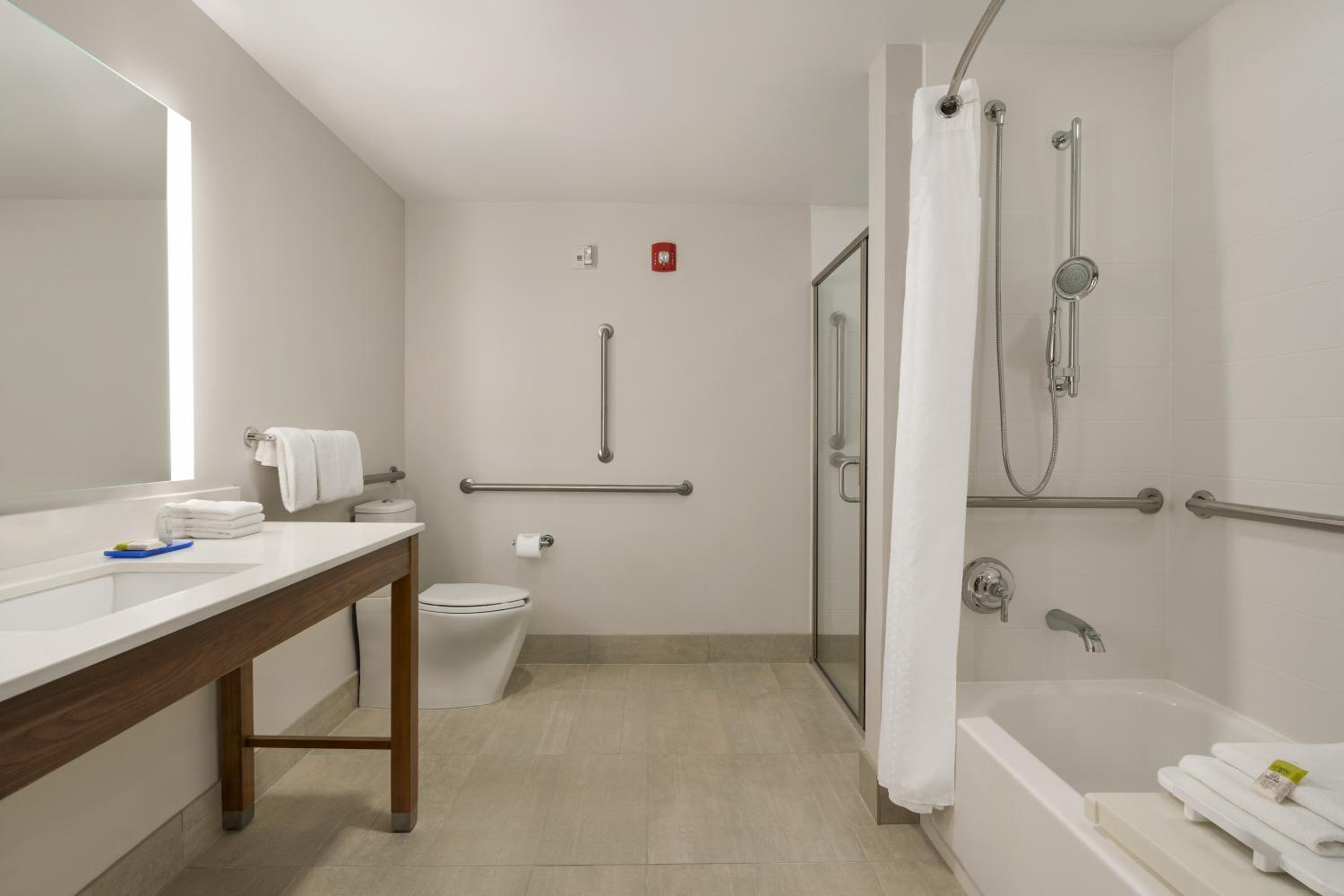 Deluxe Suite - Mobility Accessible - Non-Smoking