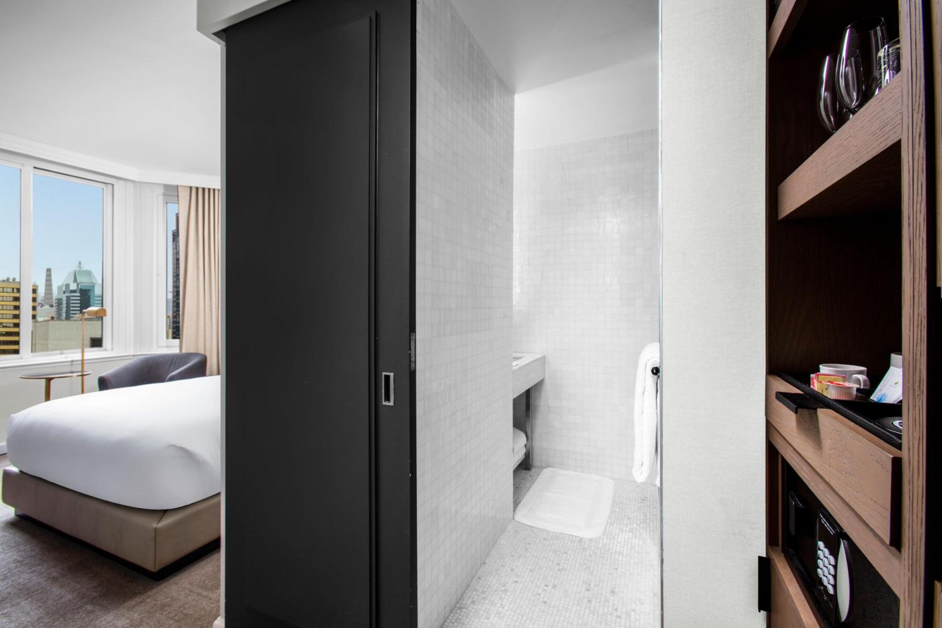Deluxe Queen Room with City View