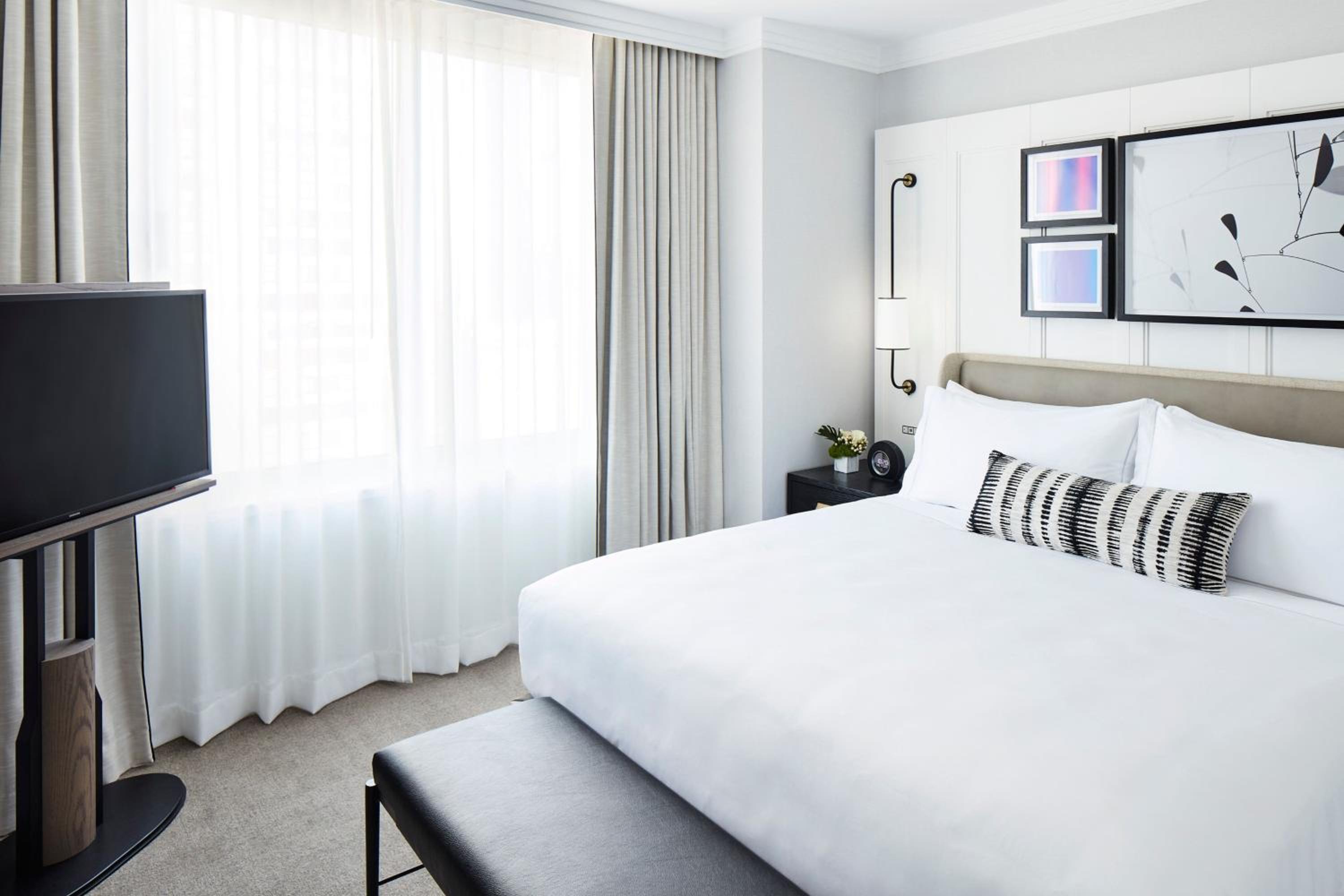 One-Bedroom King Suite with Sofa Bed and City View thumbnail 6