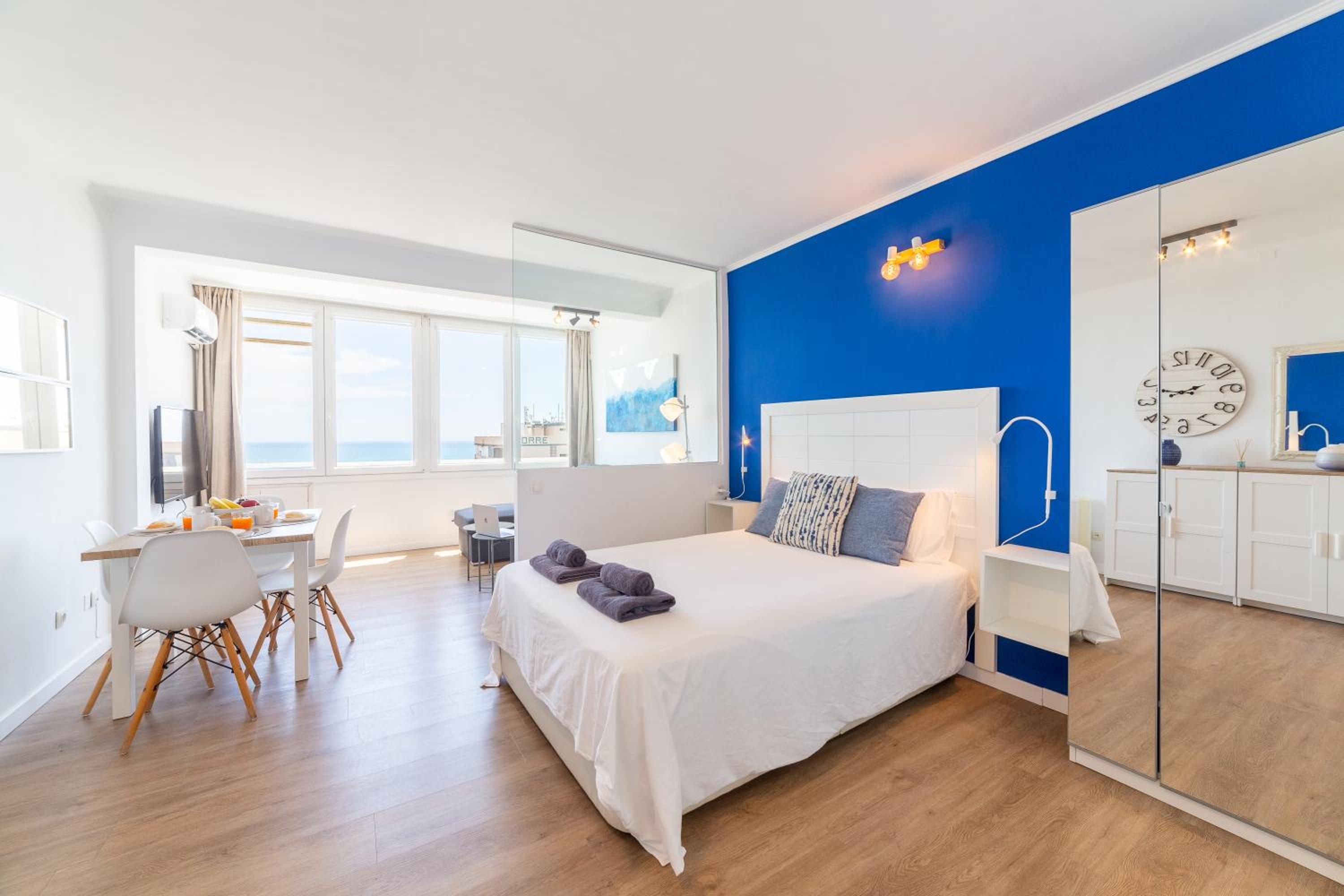 Estudio con vista al mar