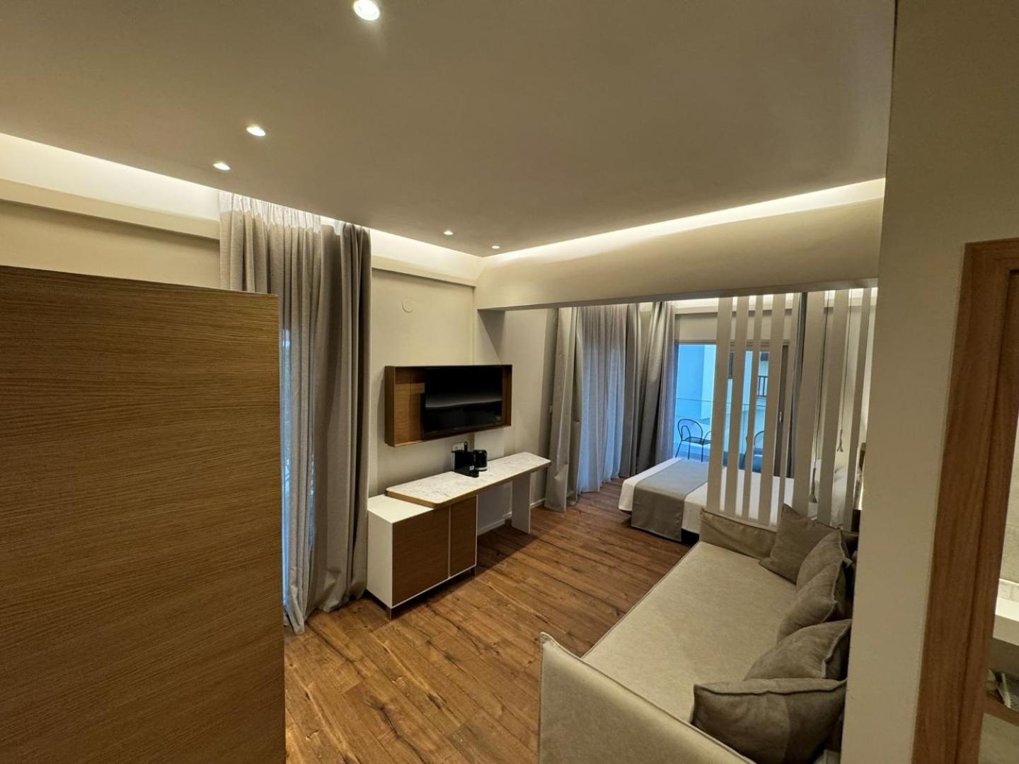Apartment with Pool View