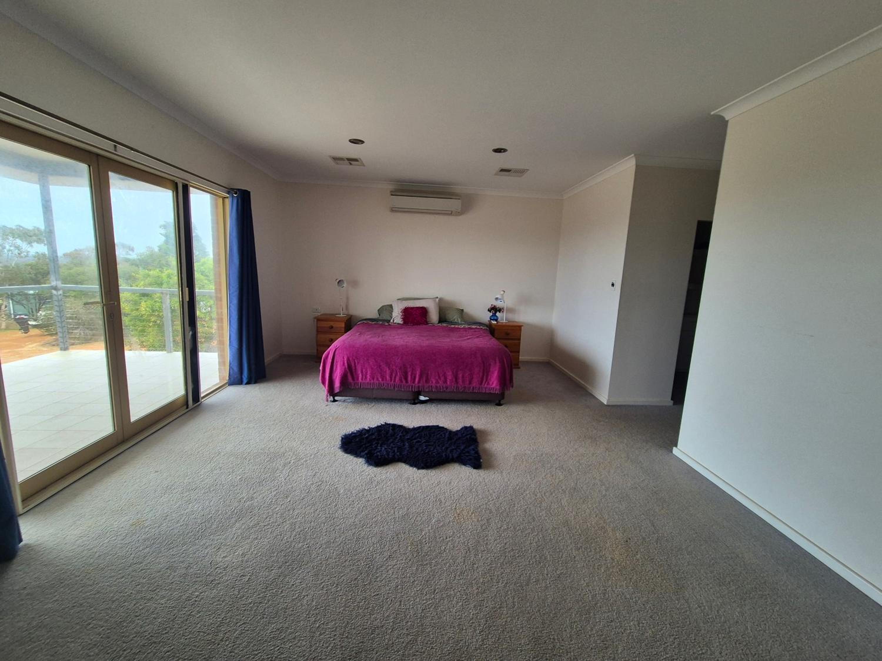 Five-Bedroom House photo 1