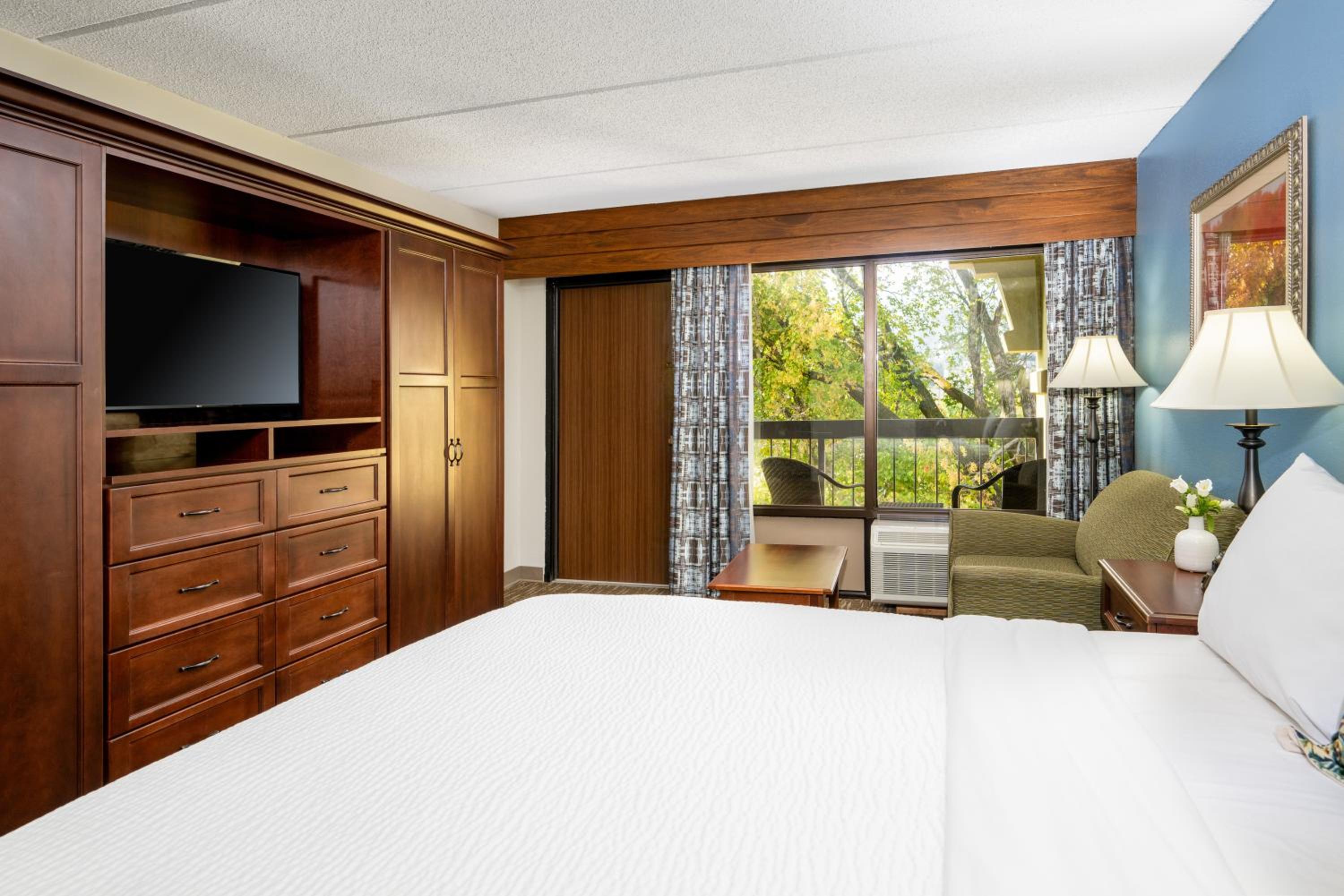King Suite with Balcony photo 3