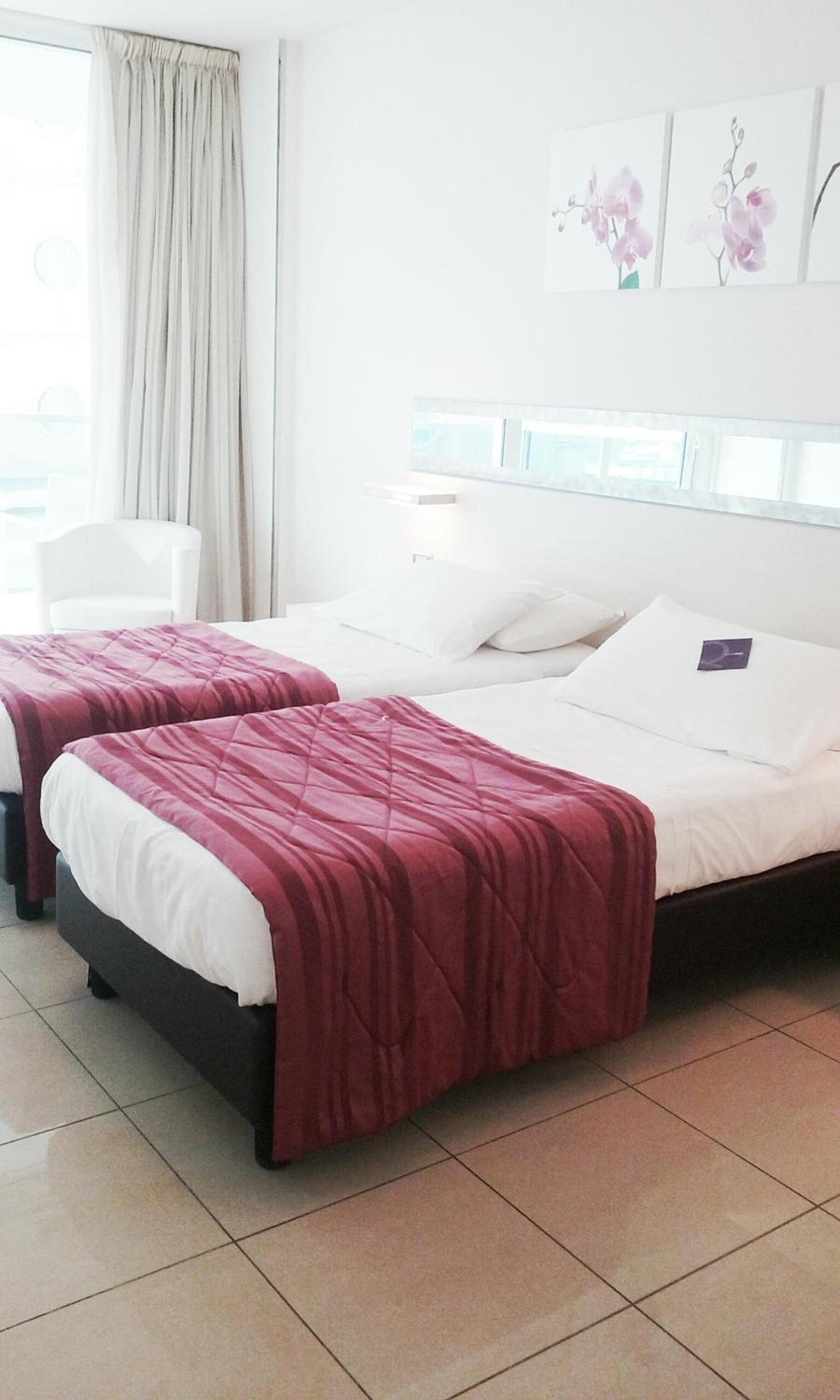 Classic Twin Room with Balcony with side sea view - Photo 2