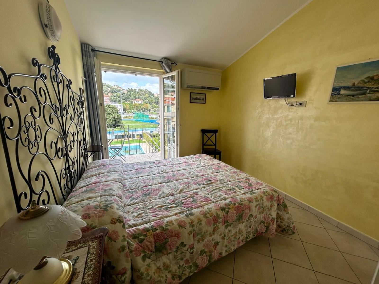 Apartment with terrace with sea and swimming-pool view