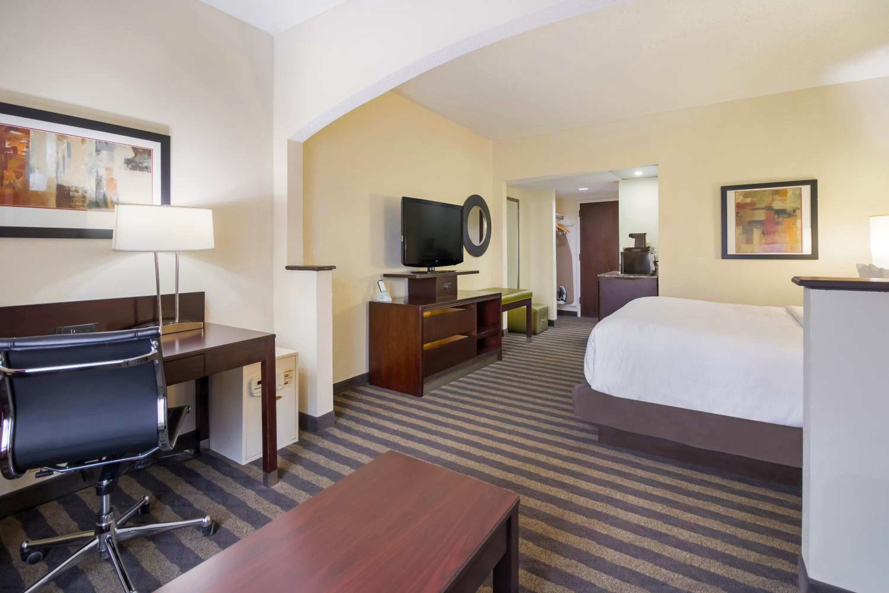 King Room - Non-Smoking - Photo 2