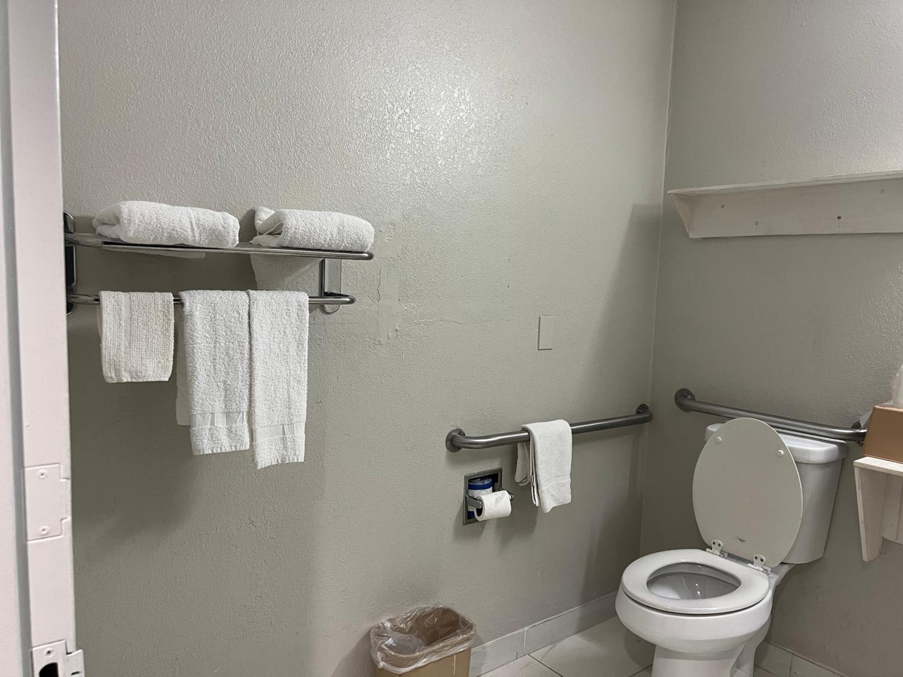 King Room - Disability Access - Photo 3
