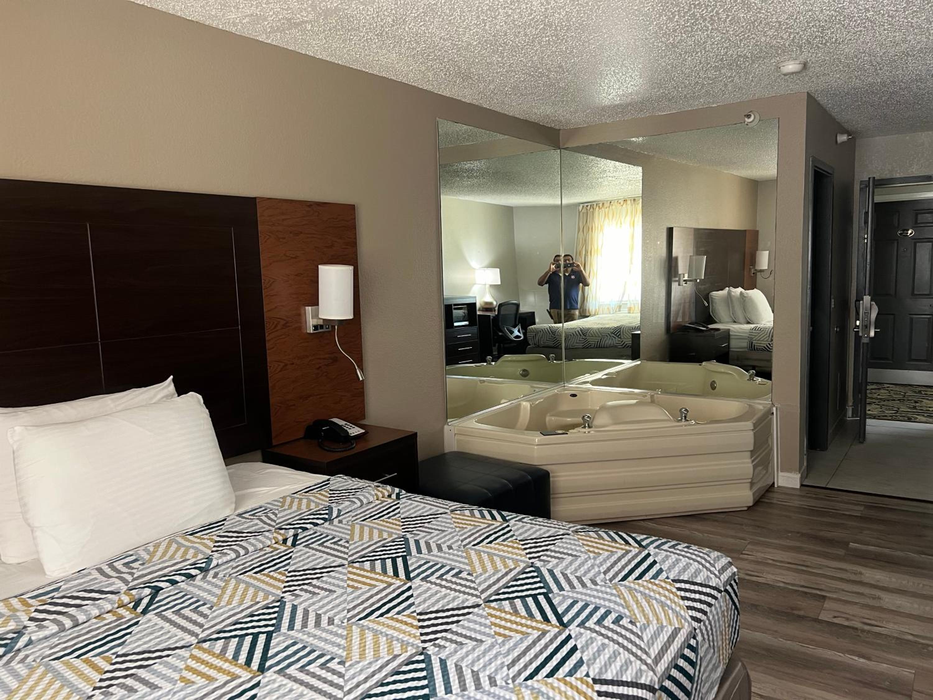1 King Bed | Non-Smoking, Hot Tub, Micfridge photo 1