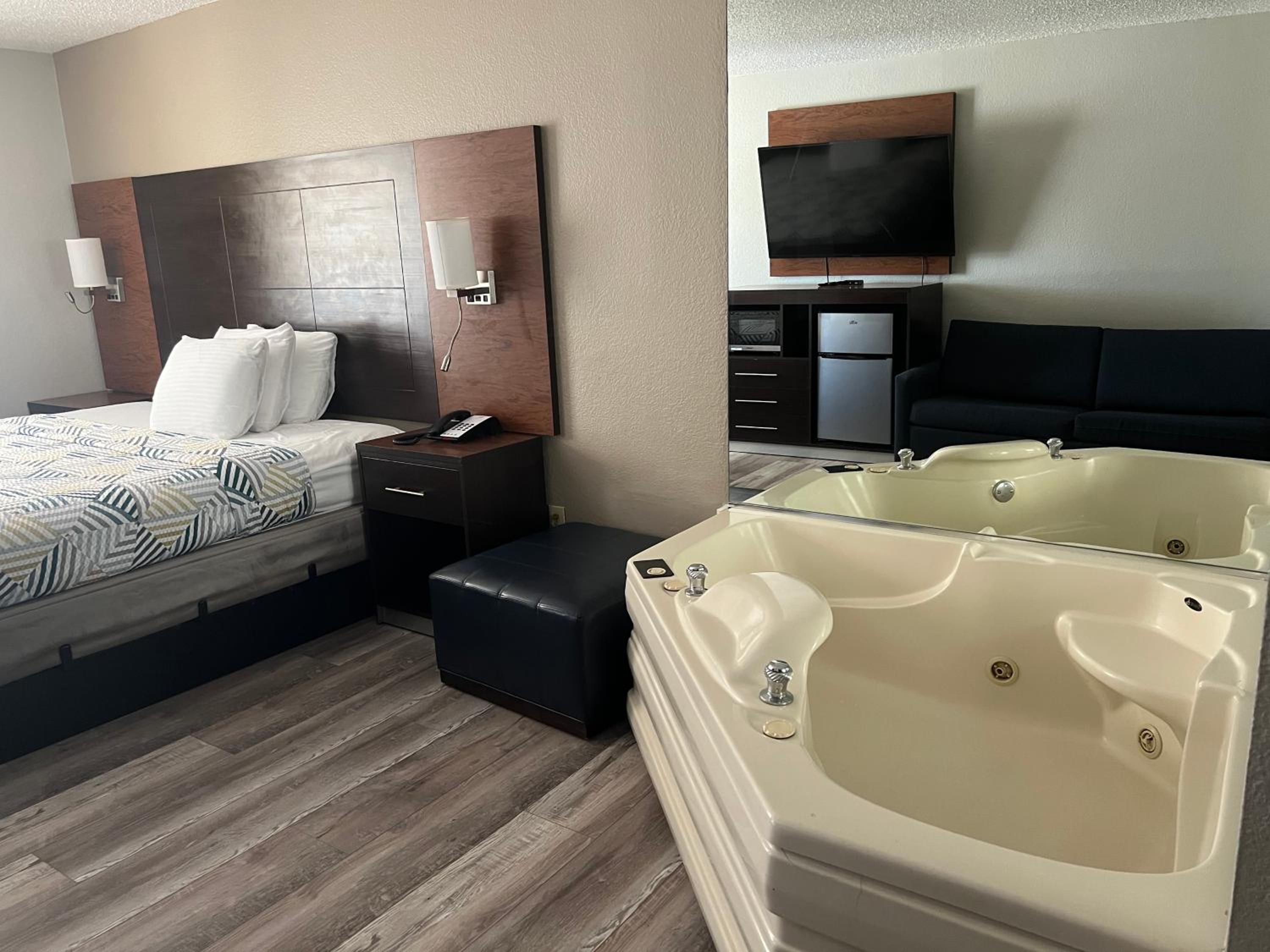 1 King Bed | Non-Smoking, Hot Tub, Micfridge photo 3