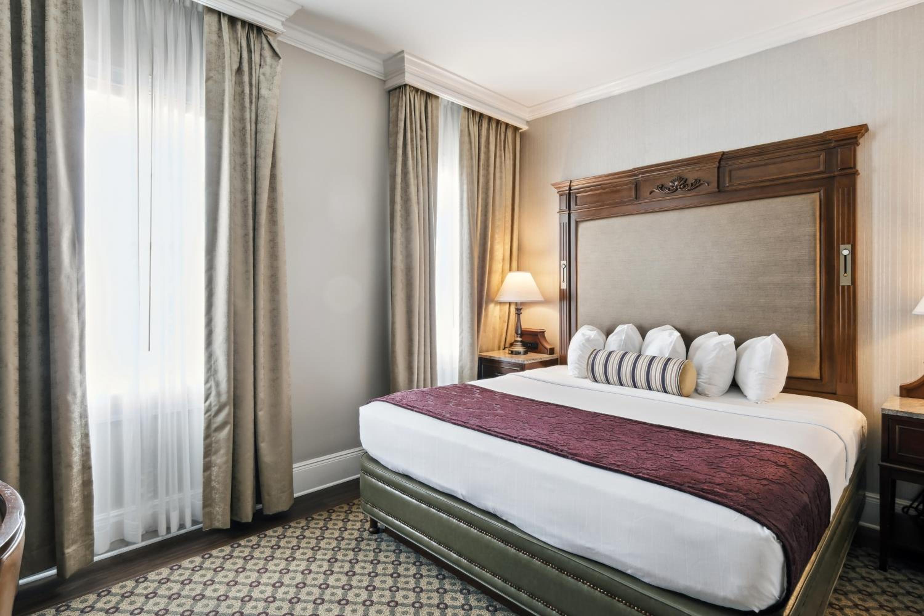 Deluxe Room with King Bed - Photo 3