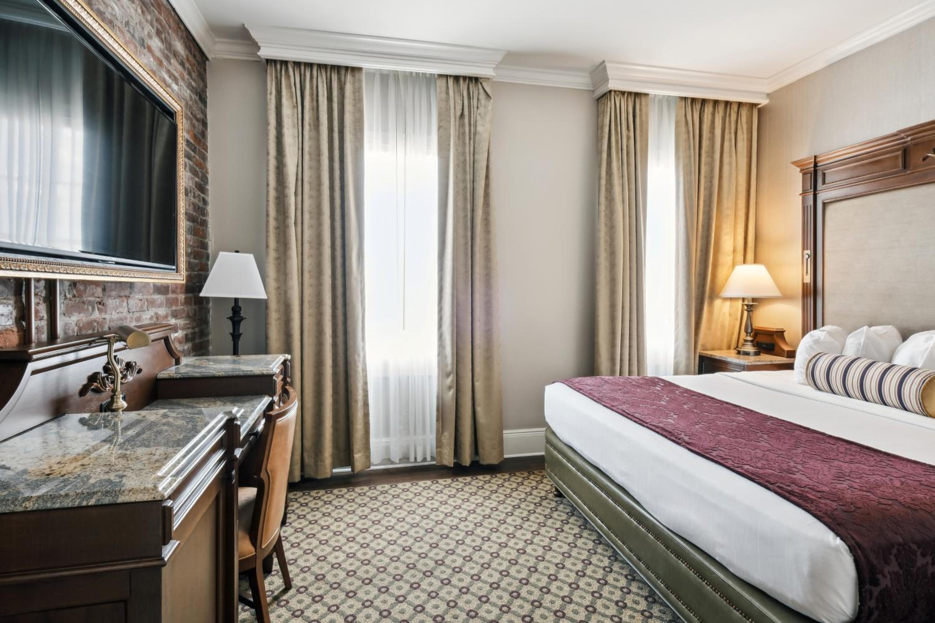 Deluxe Room with King Bed - Photo 1
