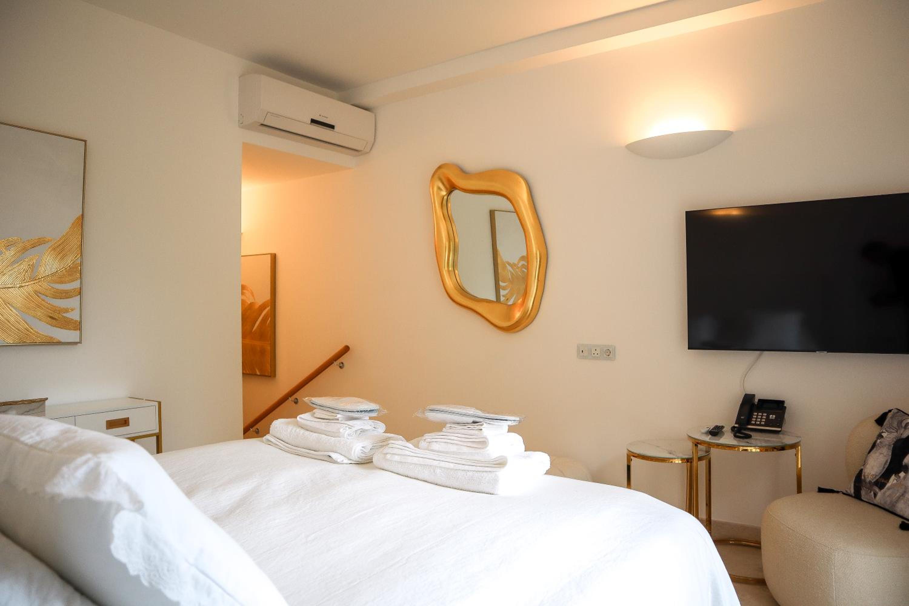 Deluxe King Room photo 2