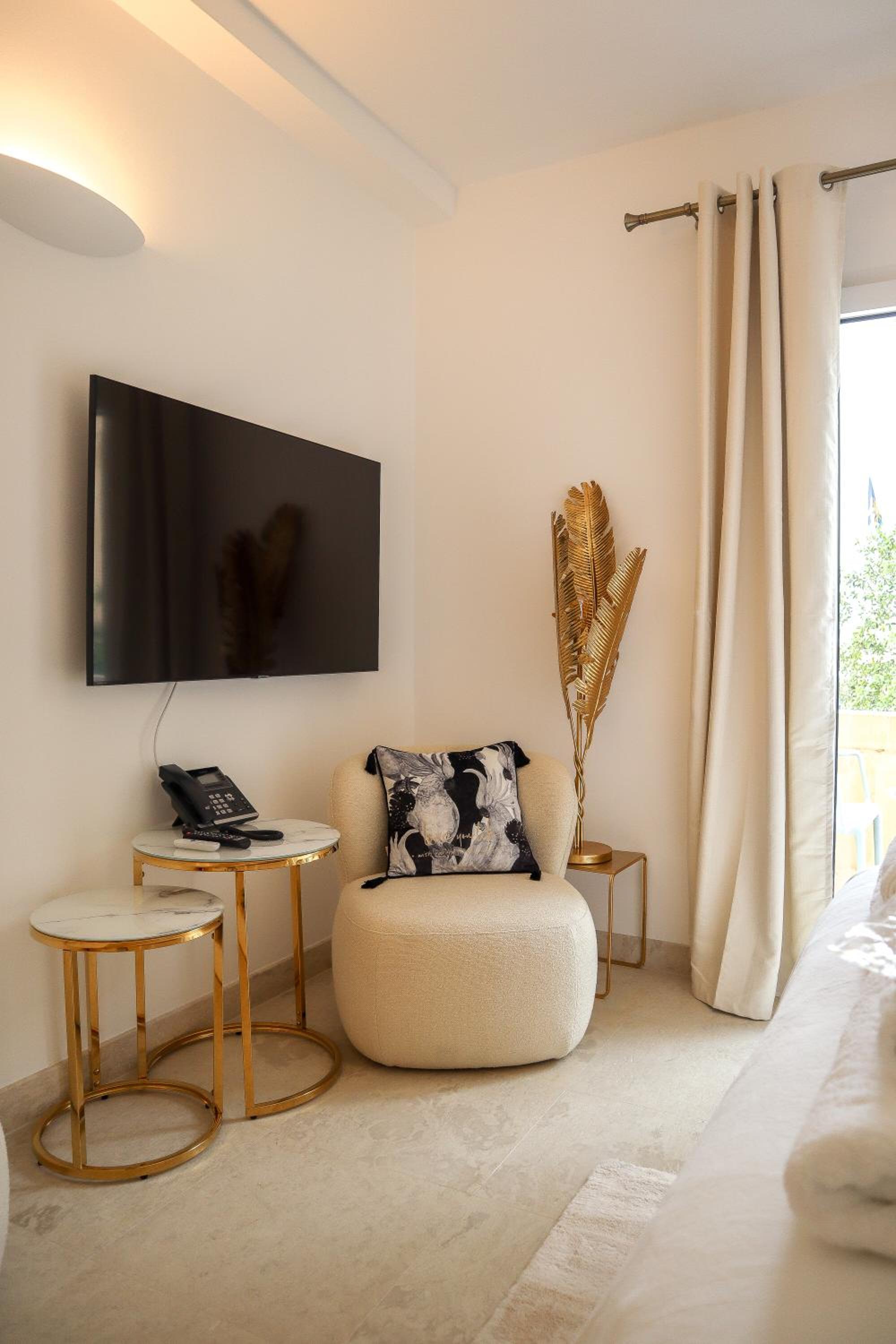Deluxe King Room photo 1
