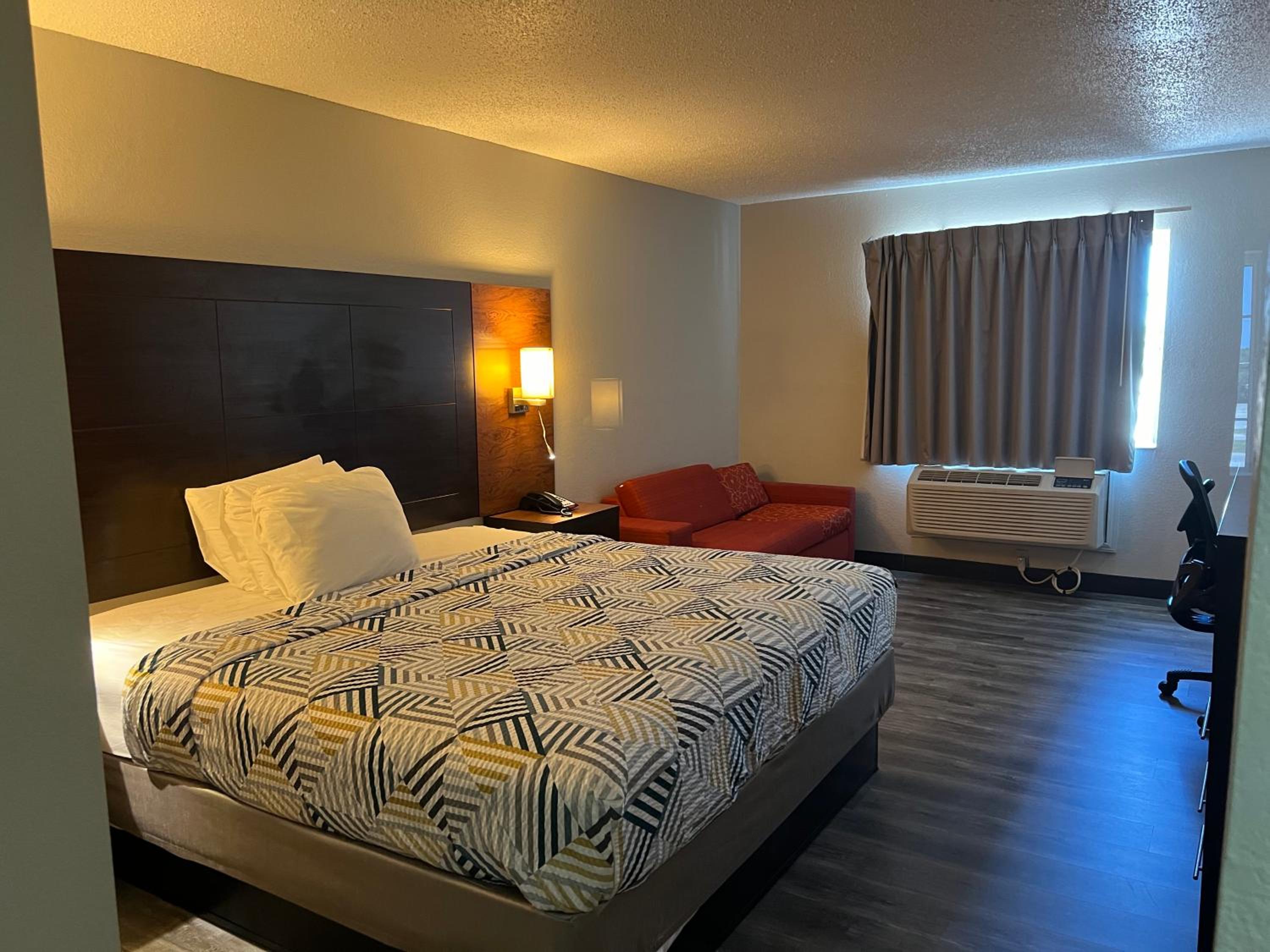 1 King Bed | Non-Smoking, Micfridge, Sofa-Bed - Photo 3