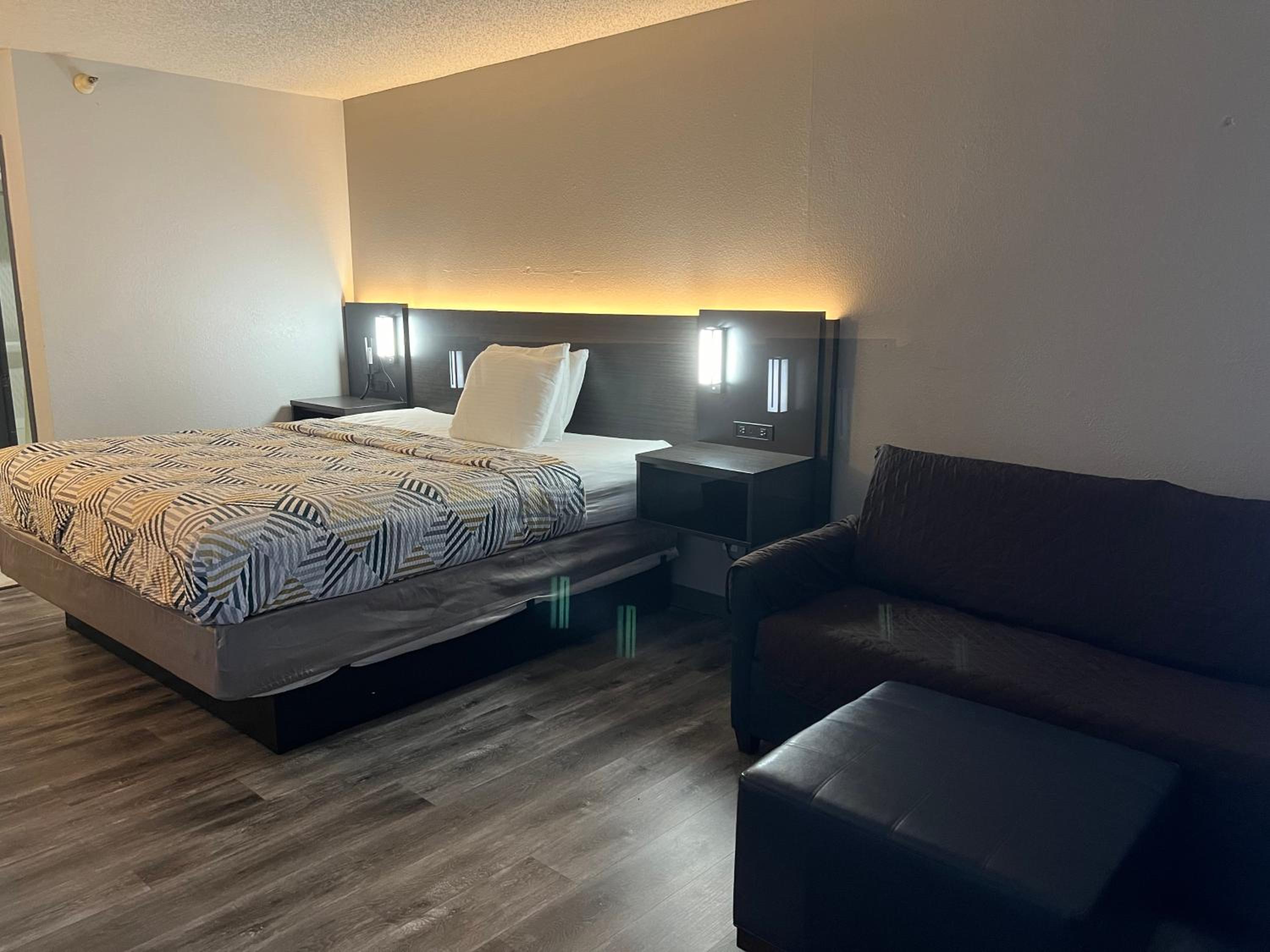 1 King Bed | Non-Smoking, Micfridge, Sofa-Bed - Photo 2