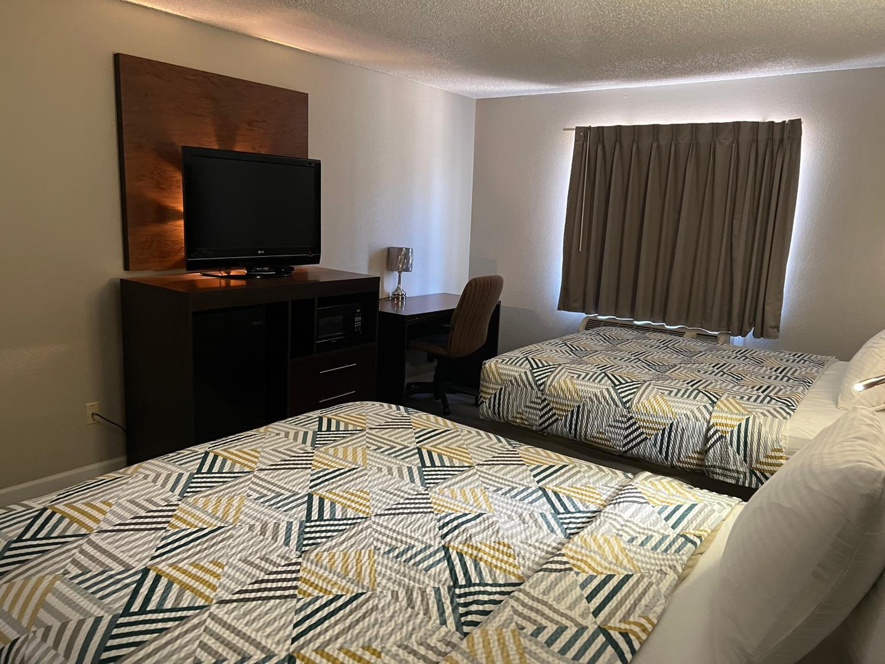 2 Queen Beds | Non-Smoking, Micfridge - Photo 1