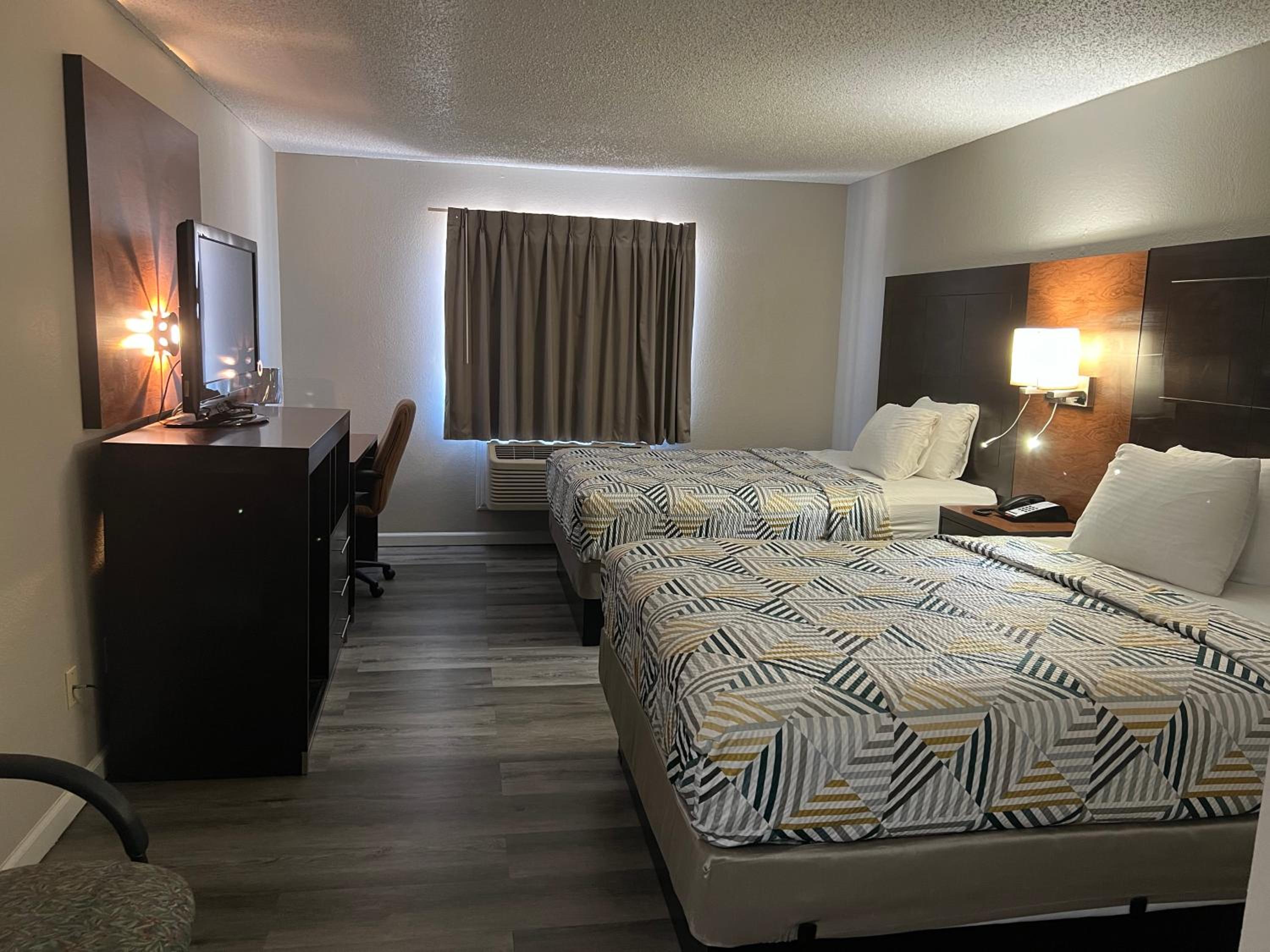 2 Queen Beds | Non-Smoking, Micfridge - Photo 2