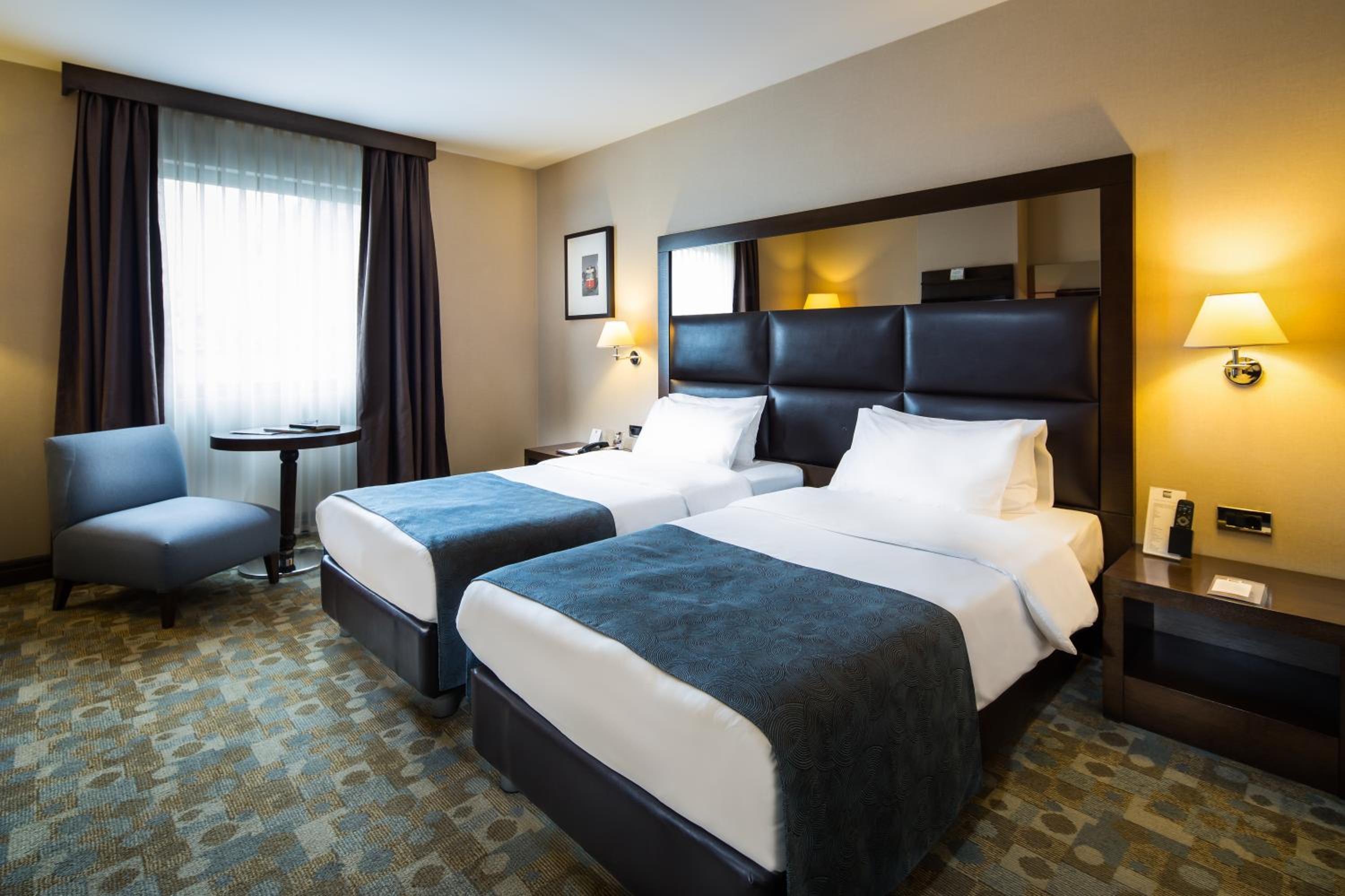 Deluxe Twin Room thumbnail 5