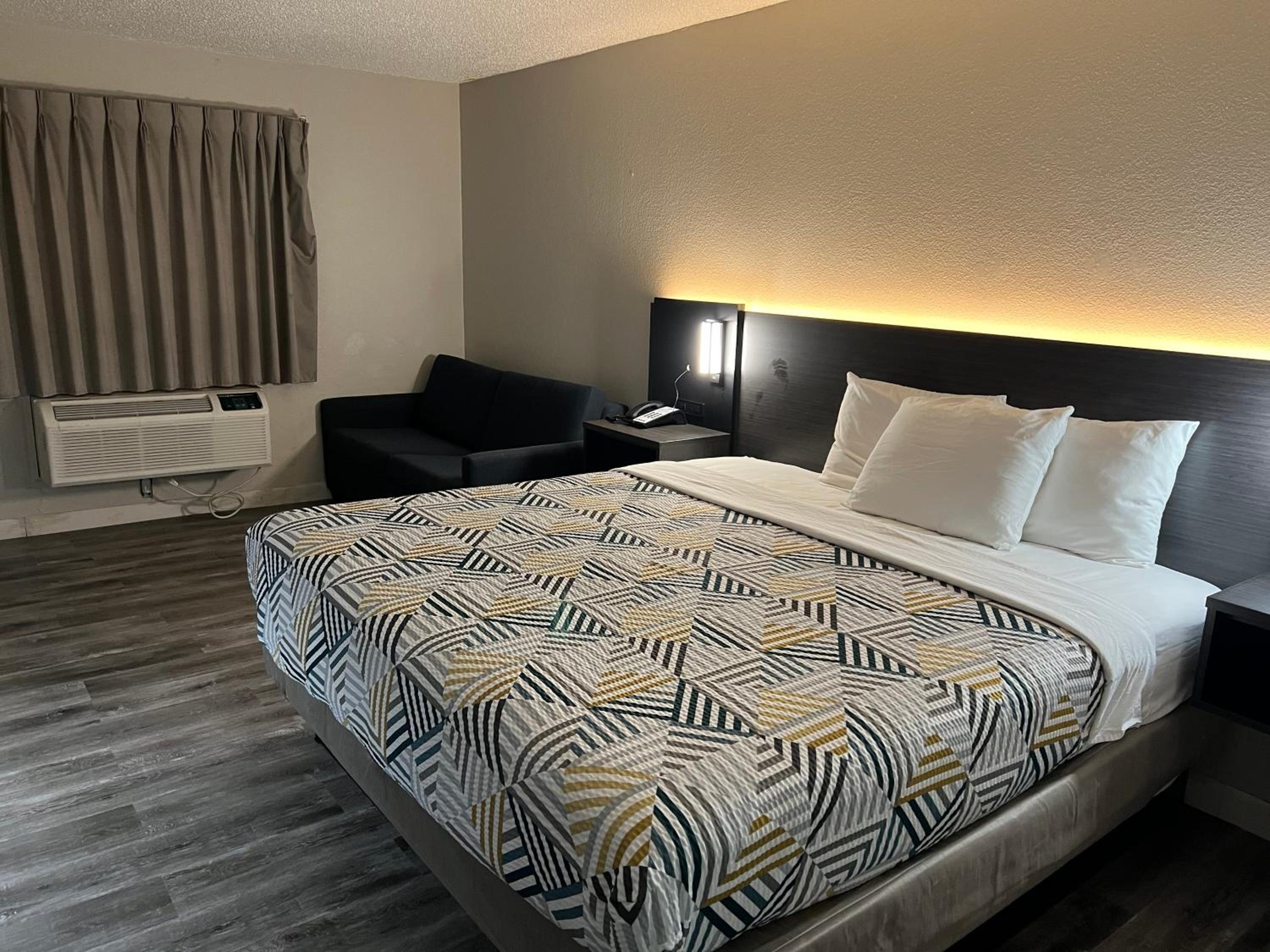 1 King Bed | Non-Smoking, Micfridge, Sofa-Bed - Photo 1