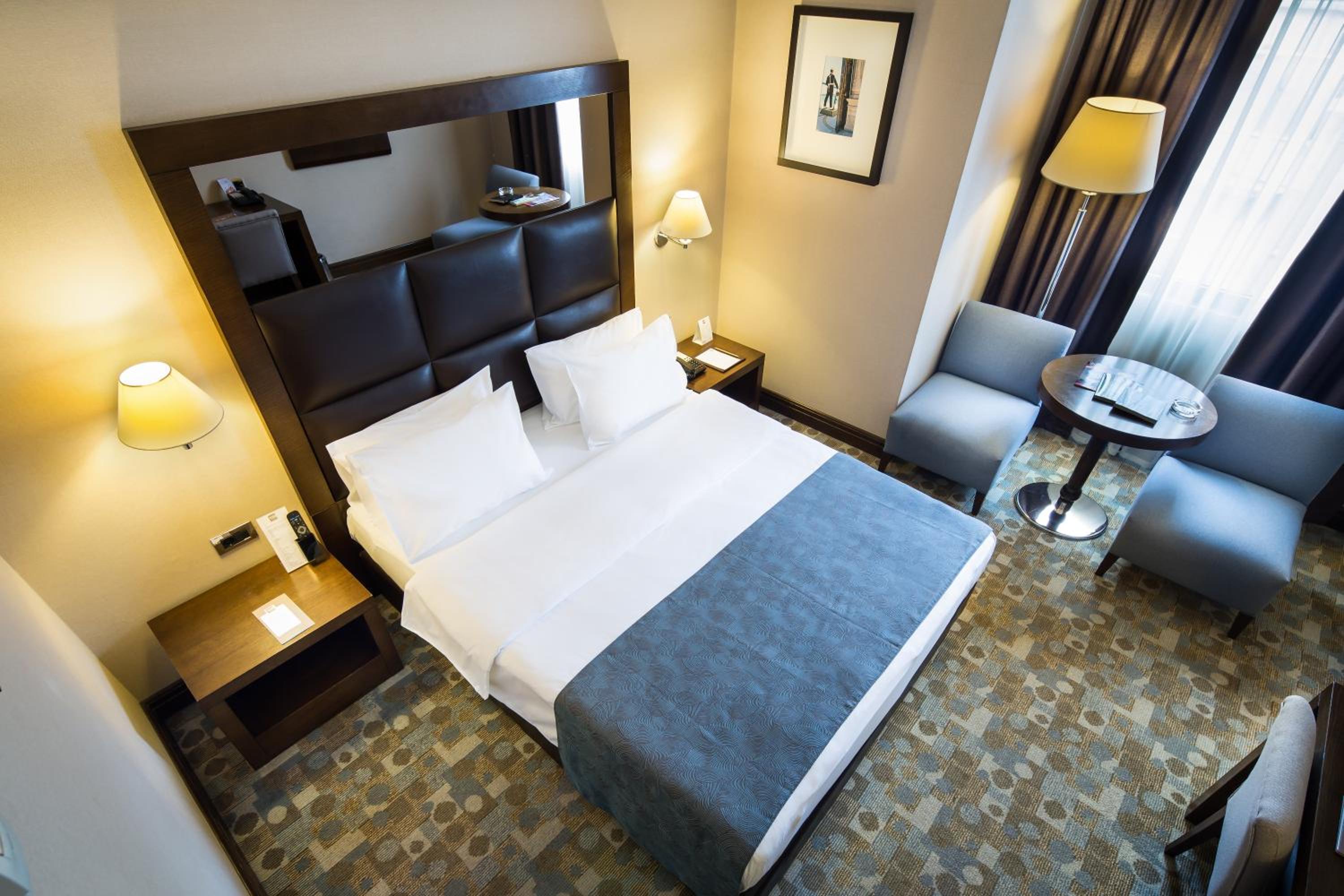 Deluxe Double Room thumbnail 5