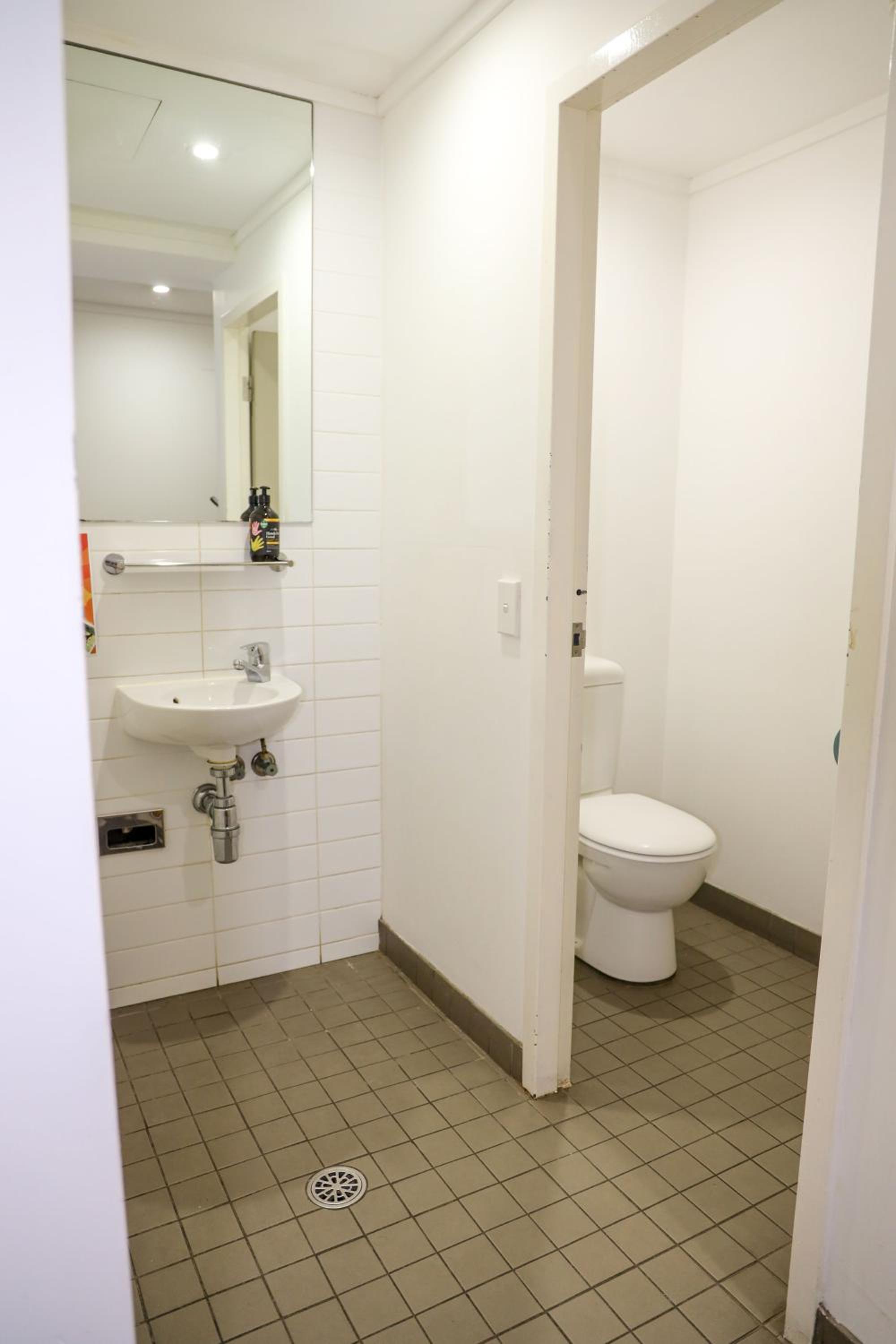 Bed in 6-Bed Mixed Dormitory Room with Private Bathroom photo 3