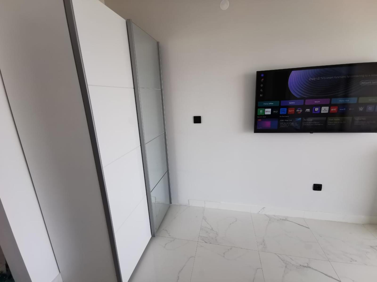 One-Bedroom Apartment with Balcony and Sea View photo 2