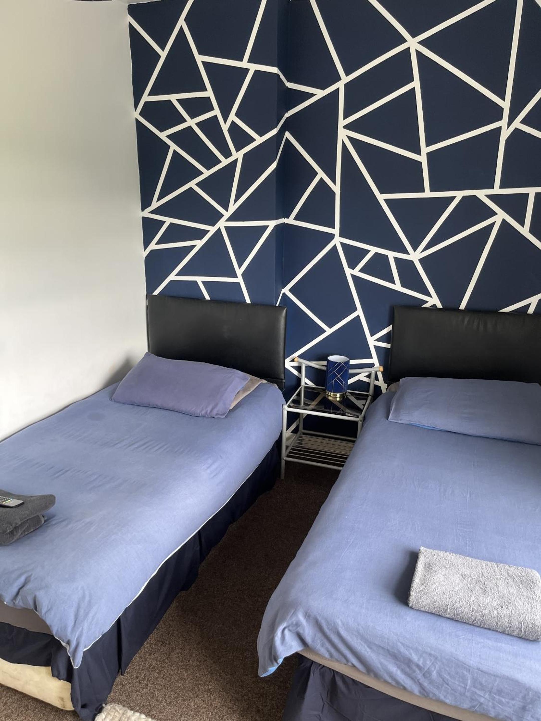 Standard Twin Room with Shared Bathroom photo 2