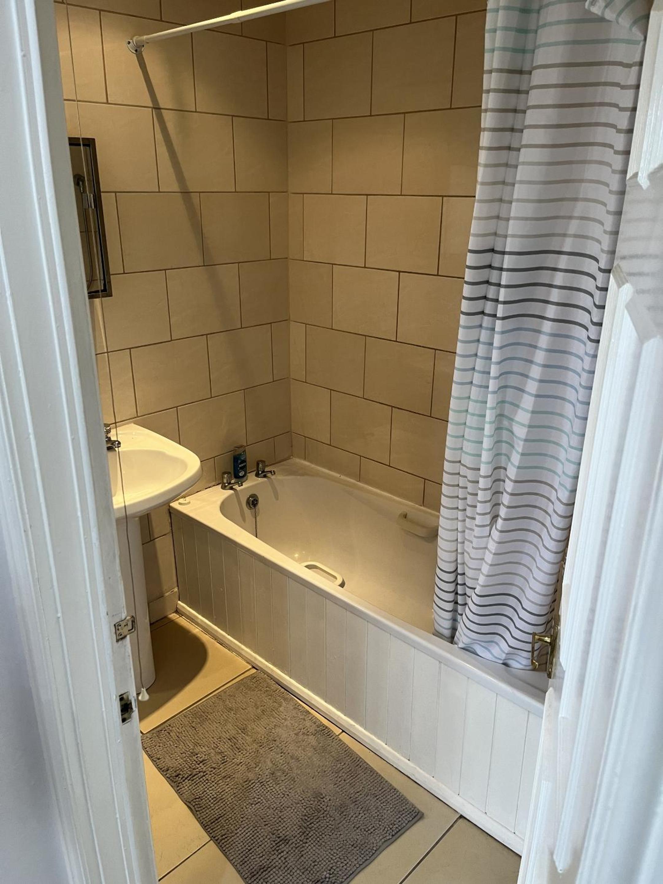Standard Single Room with Shared Bathroom photo 2