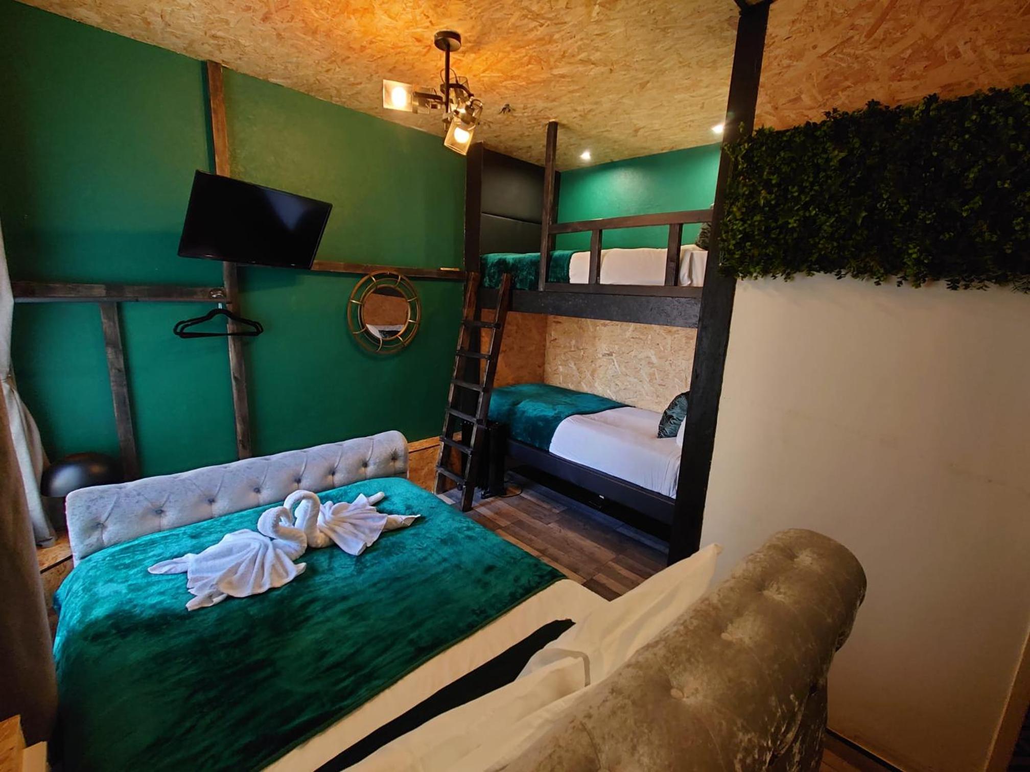 Quadruple Room - Photo 9