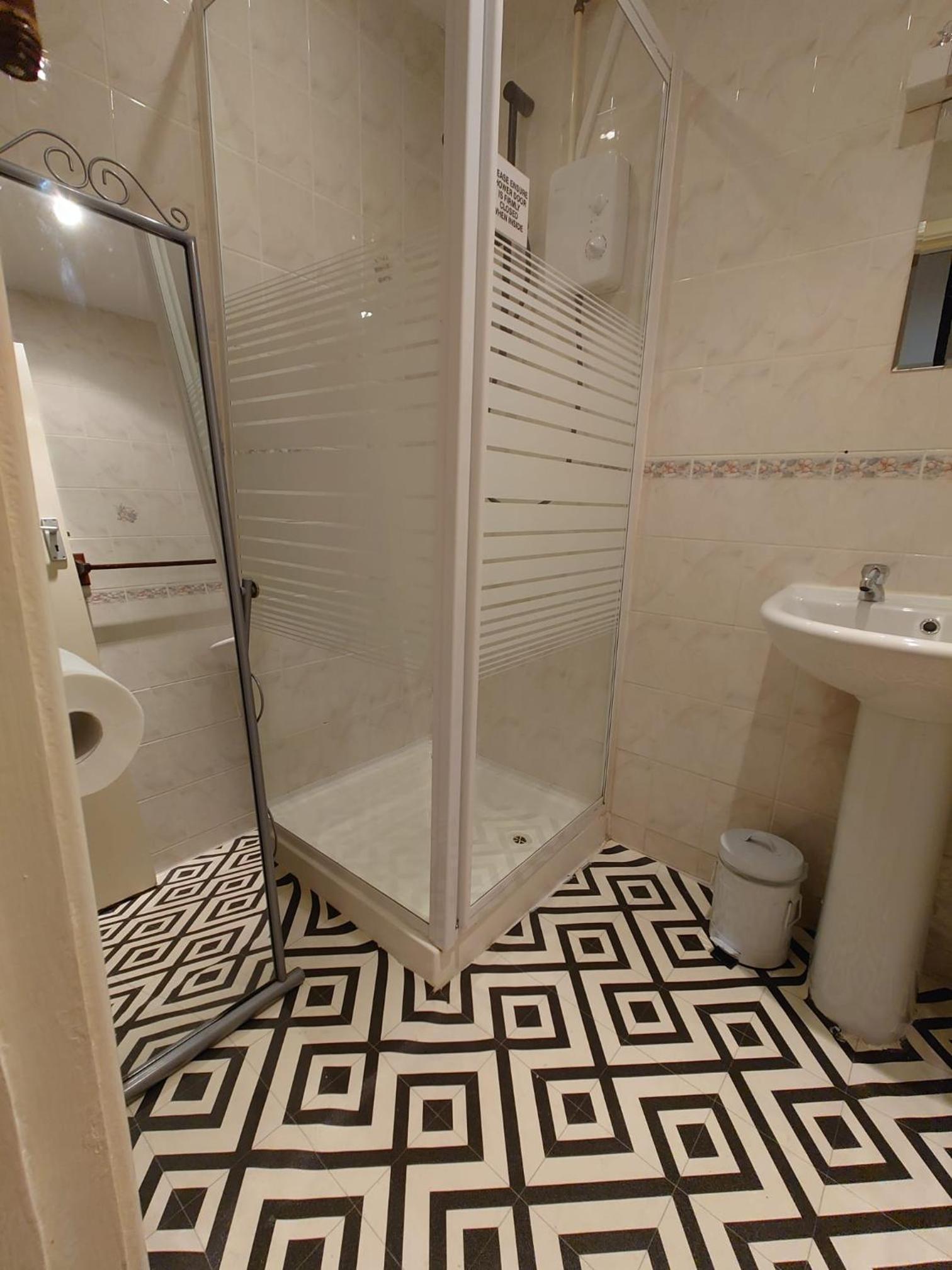 Quadruple Room - Photo 11