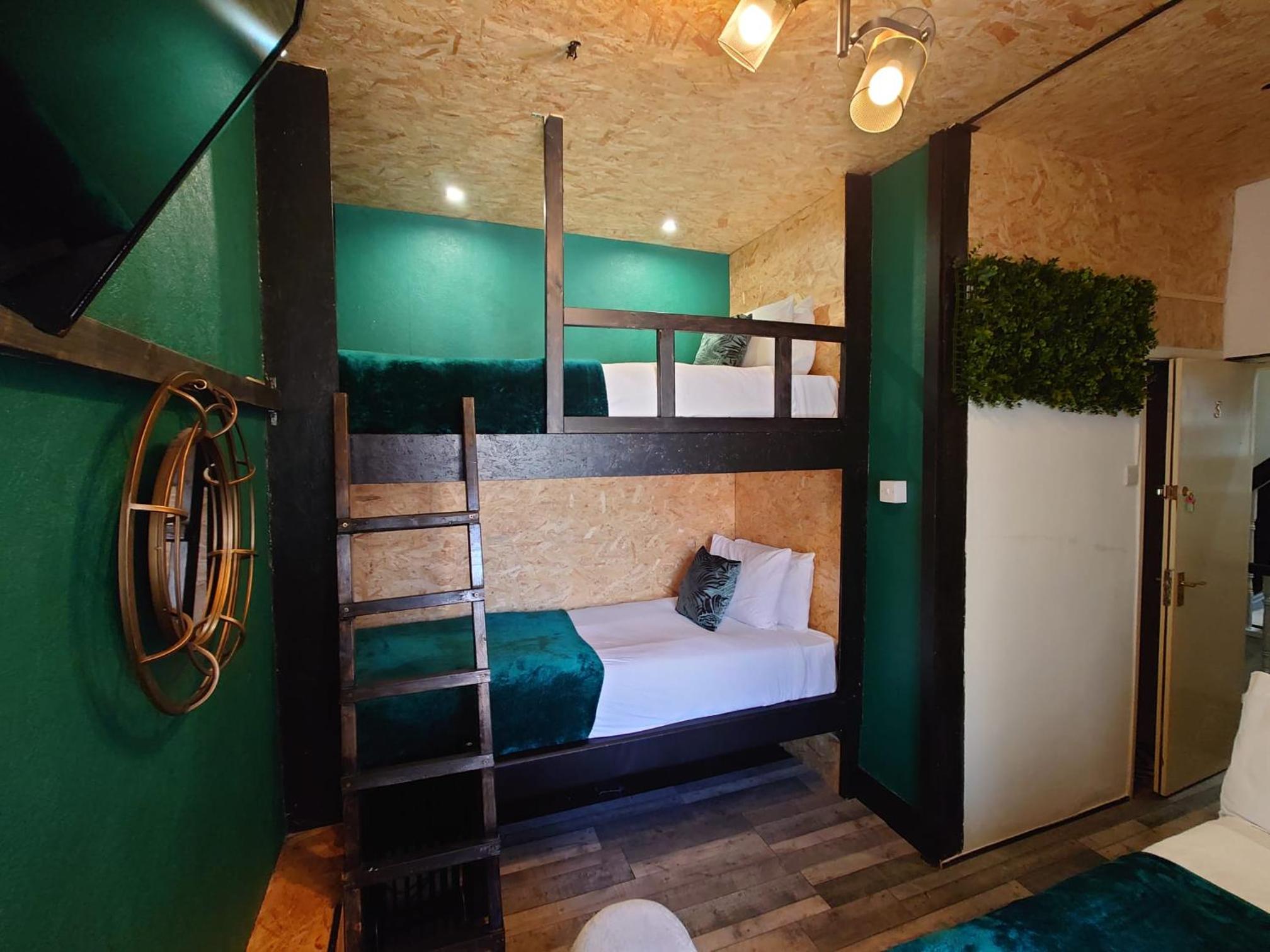 Quadruple Room - Photo 12