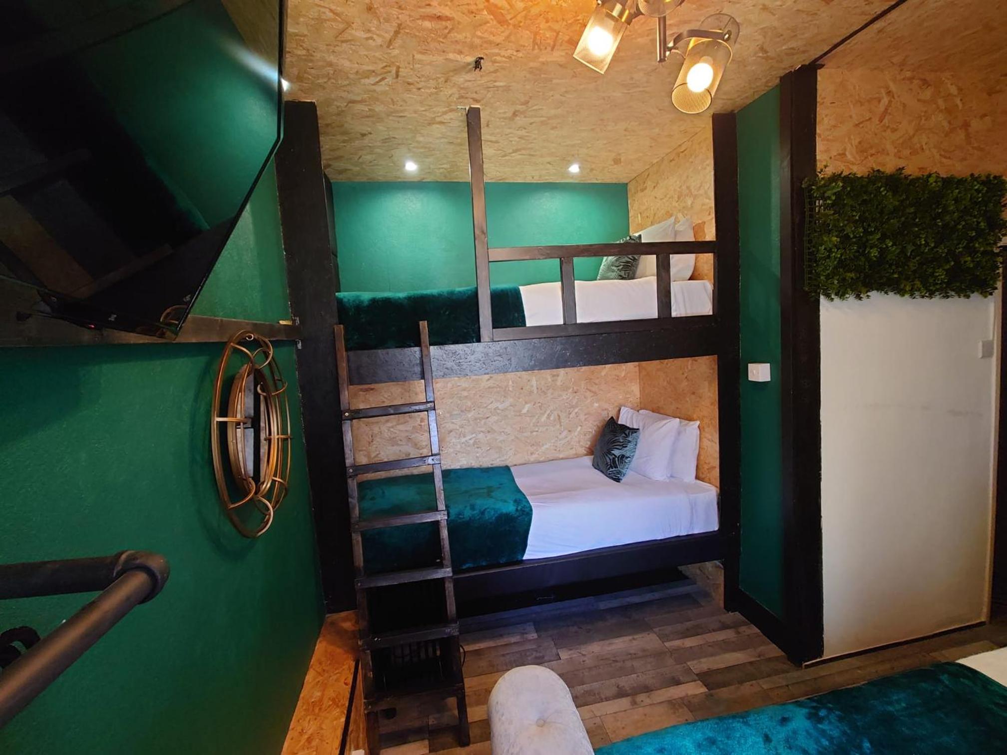 Quadruple Room - Photo 8