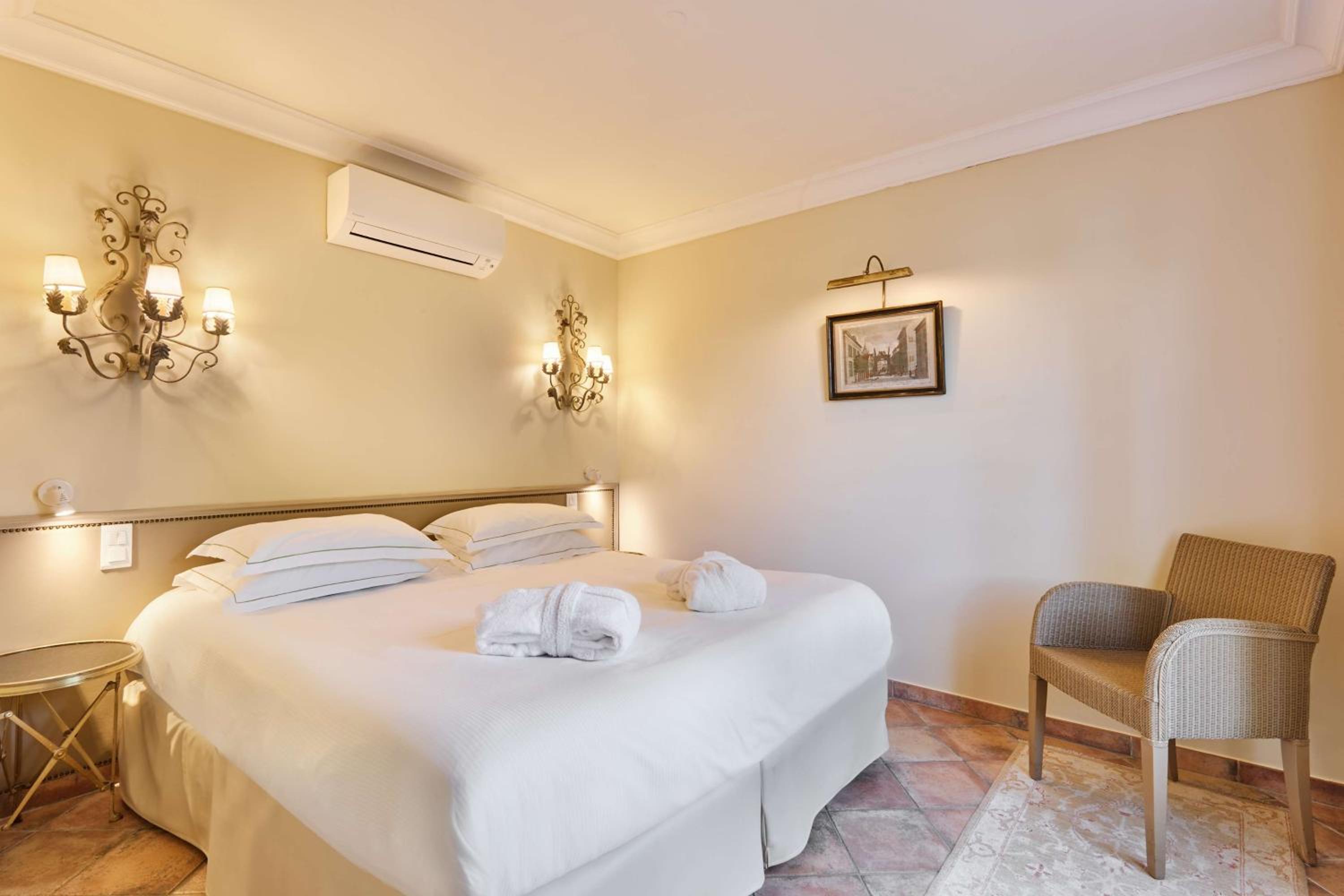 Junior King Suite with Sofa Bed and Balcony - Non-Smoking/Spa Access photo 2