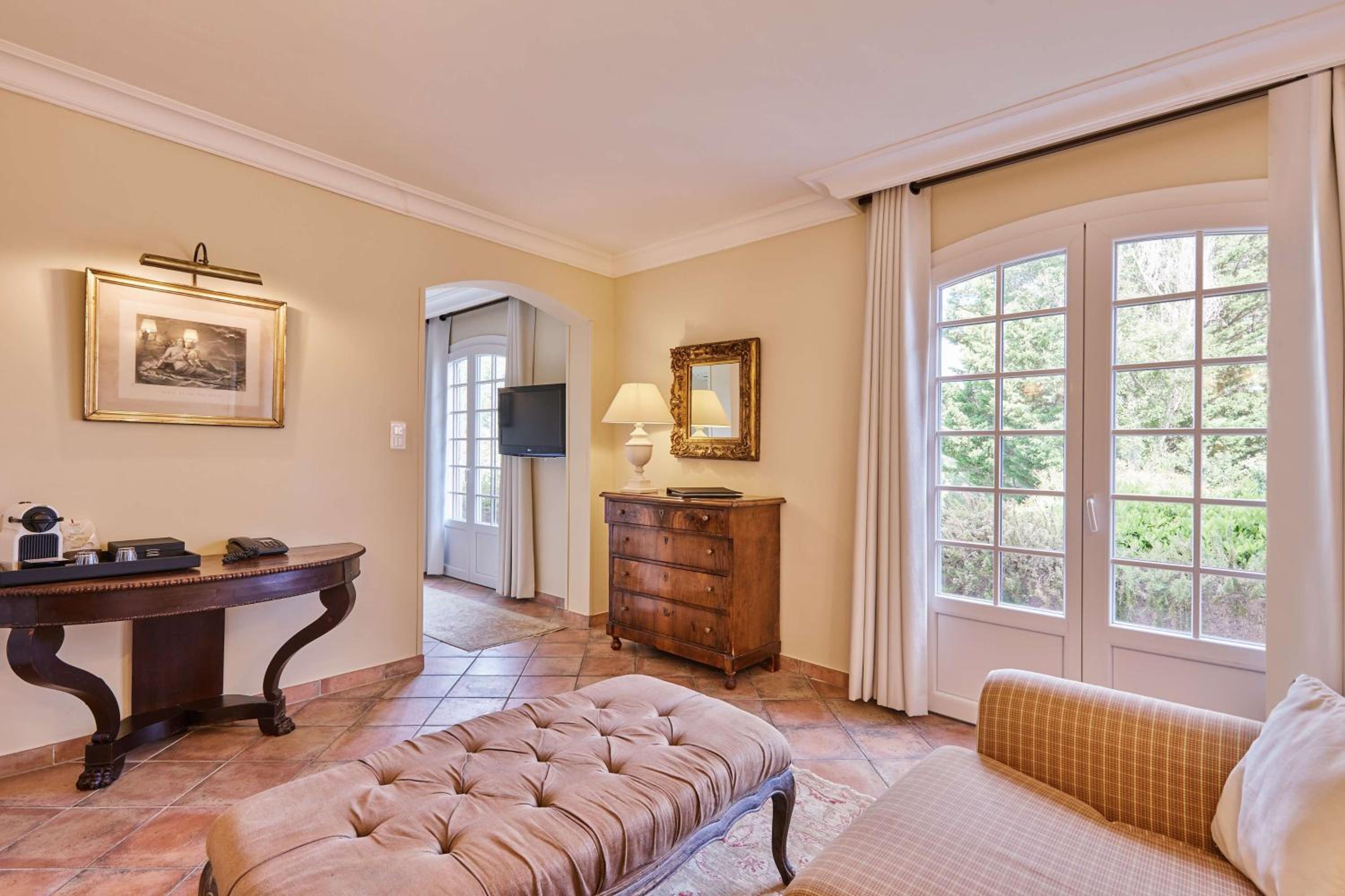 Junior King Suite with Sofa Bed and Balcony - Non-Smoking/Spa Access photo 3