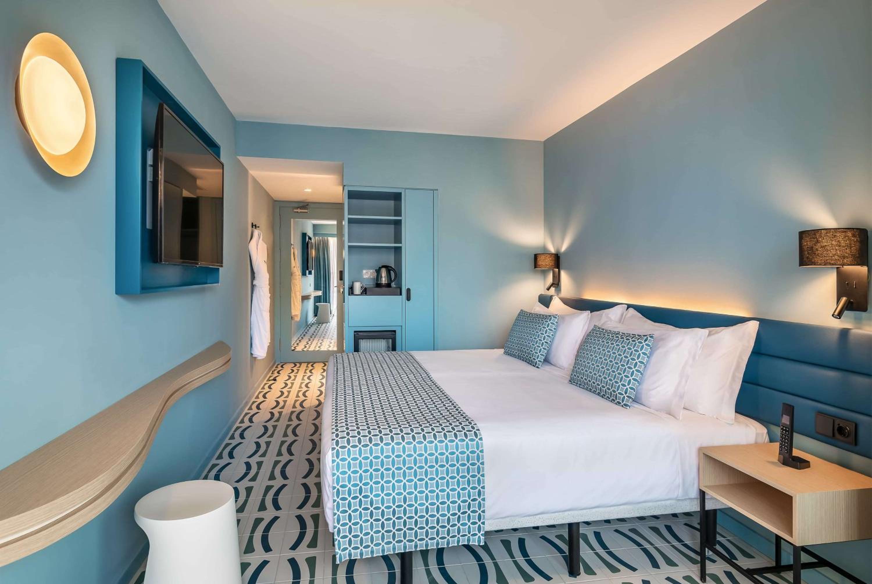 Superior Double or Twin Room with Lateral Sea View - Photo 8